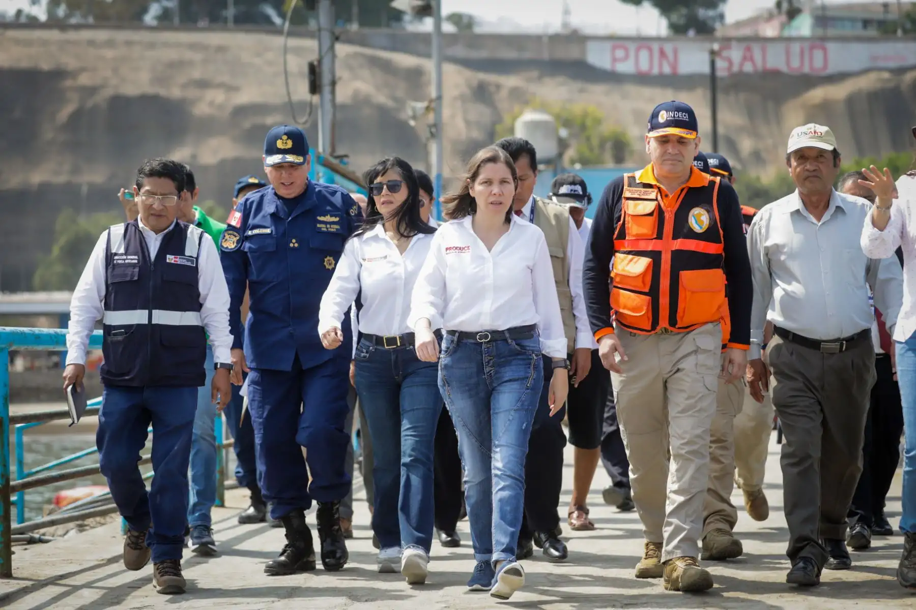 La titular de Produce también se reunió con el director general de Capitanías y Guardacostas, vicealmirante César Colunge, y el jefe del Instituto Nacional de Defensa Civil (INDECI), general Carlos Yañez; quienes le informaron sobre la situación de los oleajes anómalos y las afectaciones que han causado en el litoral peruano.
Foto:ANDINA/Produce