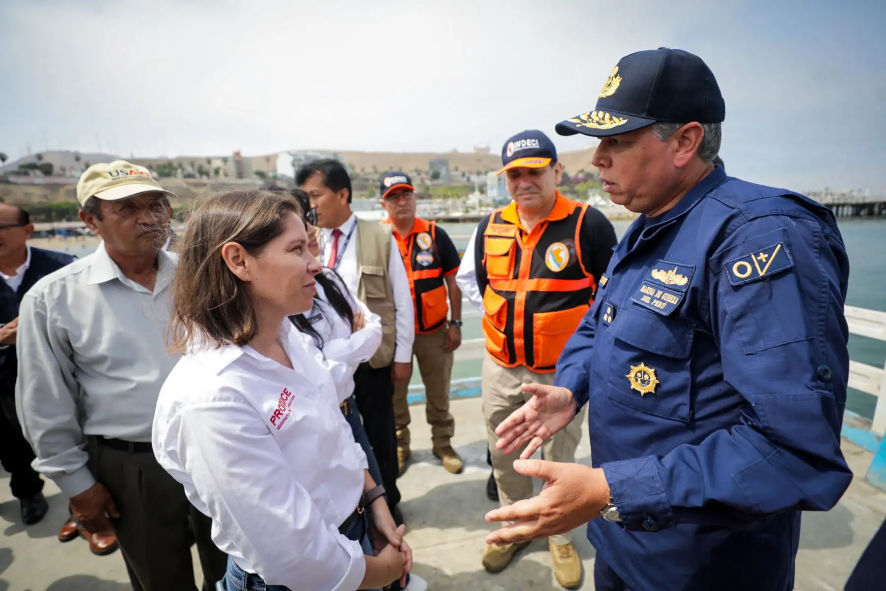 La titular de Produce también se reunió con el director general de Capitanías y Guardacostas, vicealmirante César Colunge, y el jefe del Instituto Nacional de Defensa Civil (INDECI), general Carlos Yañez; quienes le informaron sobre la situación de los oleajes anómalos y las afectaciones que han causado en el litoral peruano.
Foto:ANDINA/Produce
