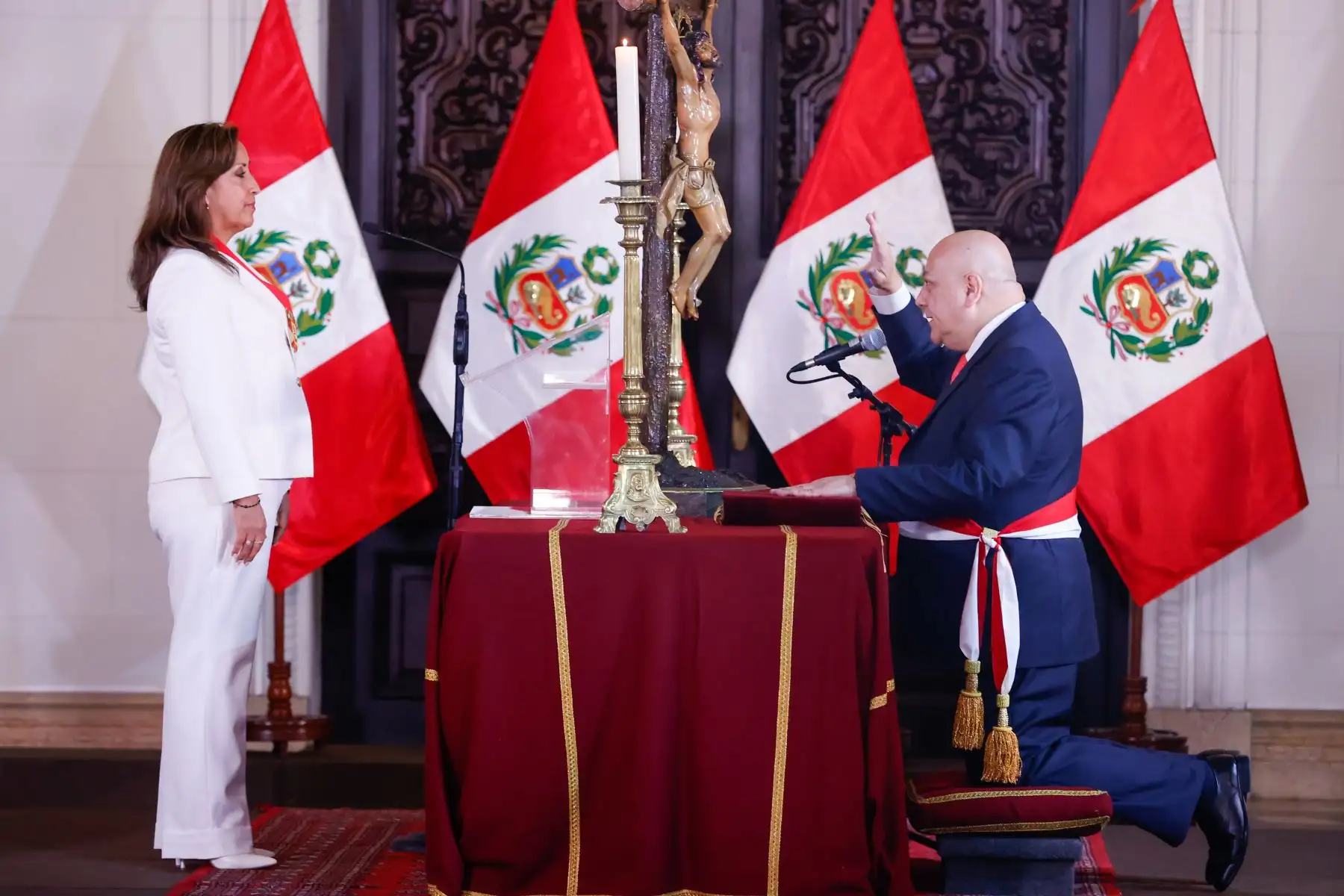 La presidenta de la República, Dina Boluarte tomó juramento a Luis Alfonso Adrianzén Ojeda como nuevo ministro de Trabajo y Promoción del Empleo, en ceremonia realizada esta tarde en Palacio de Gobierno.
Foto:ANDINA/Presidencia Perú