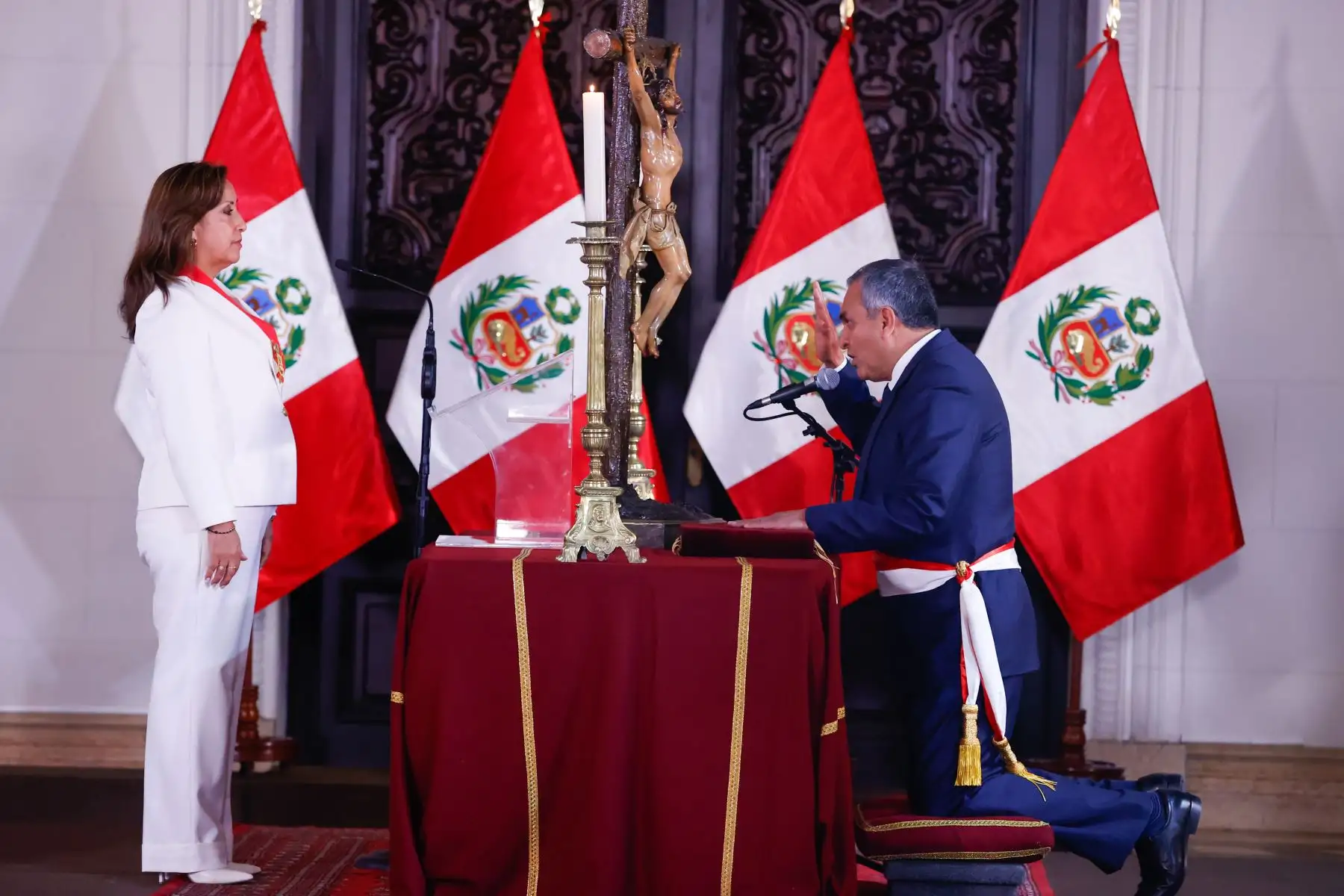 La presidenta de la República, Dina Boluarte tomó juramento a Vicente Romero Fernández como nuevo ministro del Interior, en ceremonia realizada esta tarde en Palacio de Gobierno.
Foto:ANDINA/Presidencia Perú