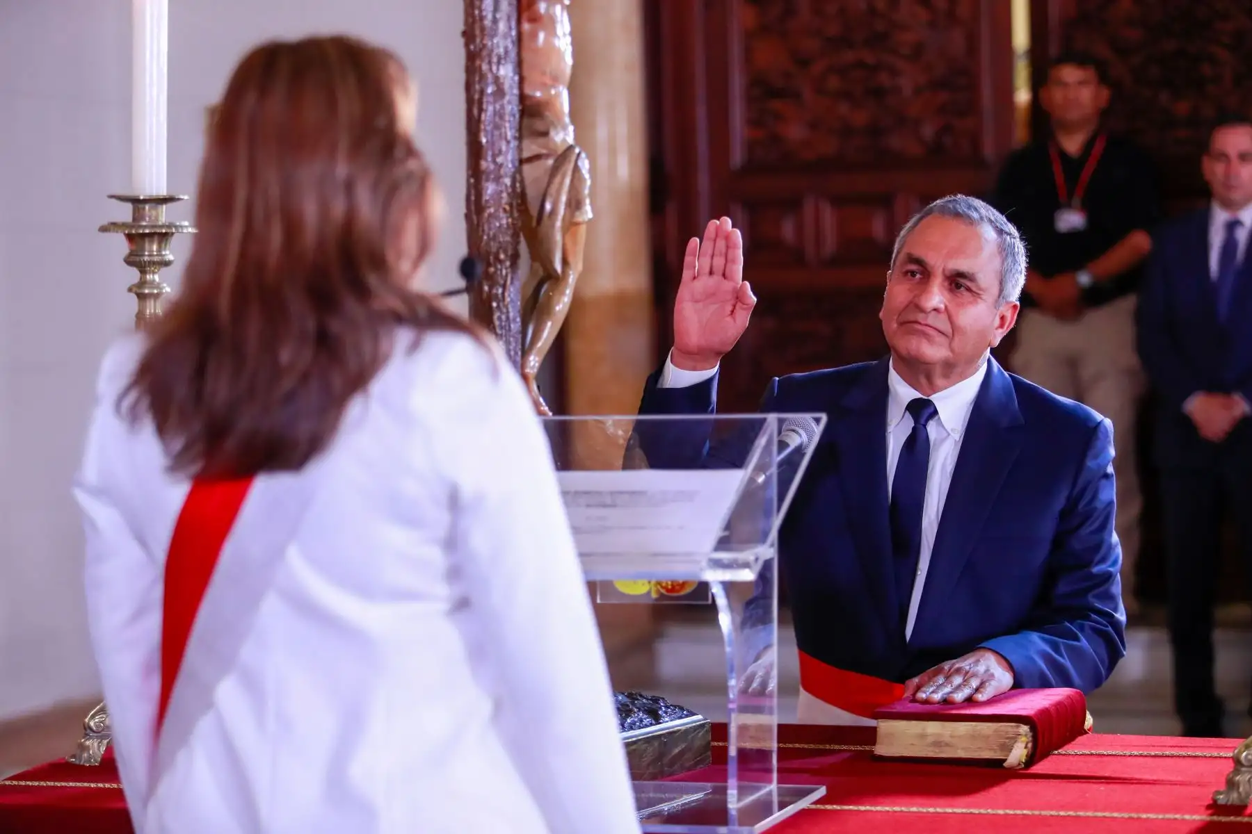 La presidenta de la República, Dina Boluarte tomó juramento a Vicente Romero Fernández como nuevo ministro del Interior, en ceremonia realizada esta tarde en Palacio de Gobierno.
Foto:ANDINA/Presidencia Perú