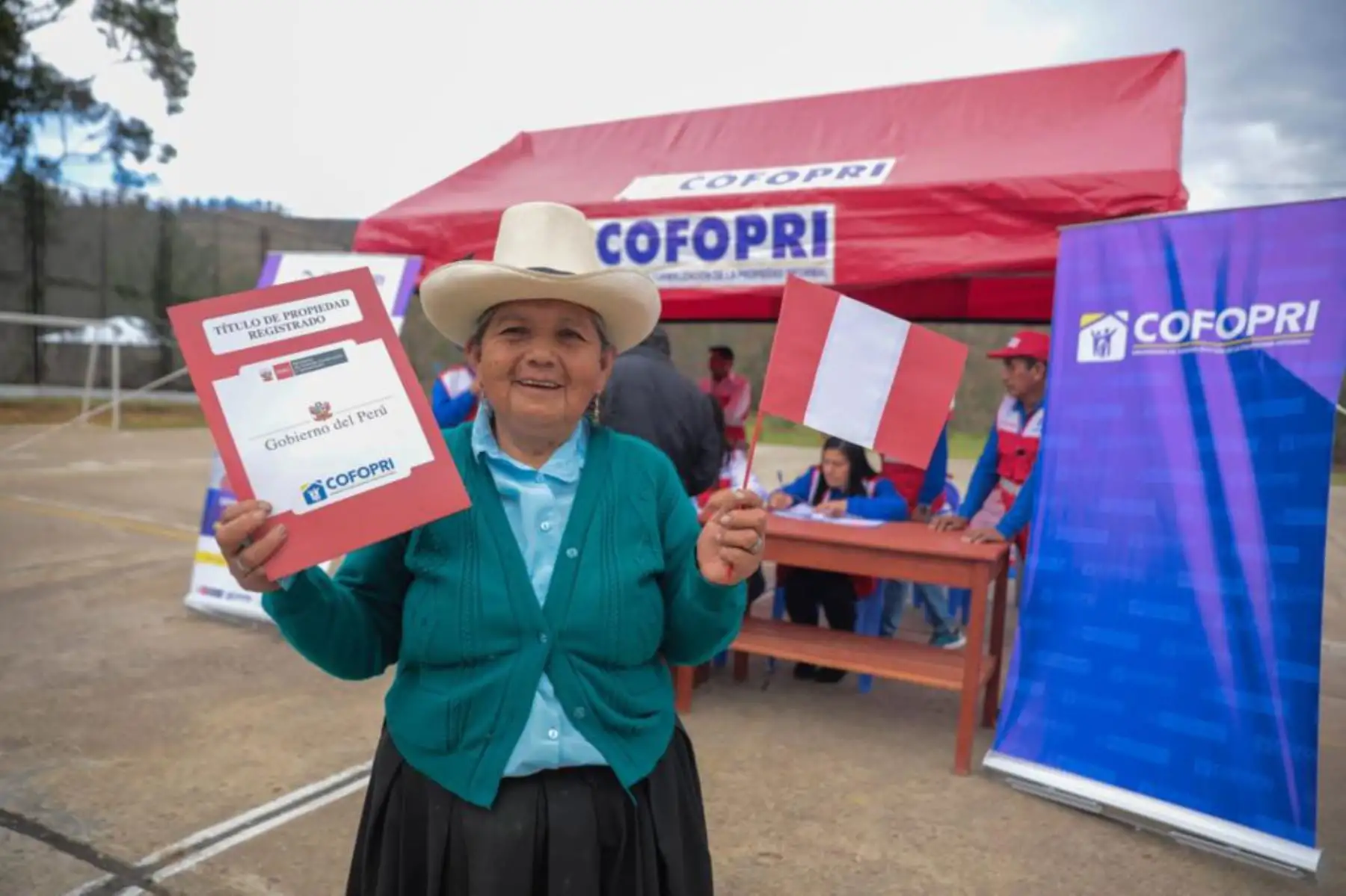 Del total de títulos entregados, 554 títulos están destinados a vivienda y 44 a equipamientos urbanos para mejorar las condiciones de vida de la población. Foto: Cofopri.