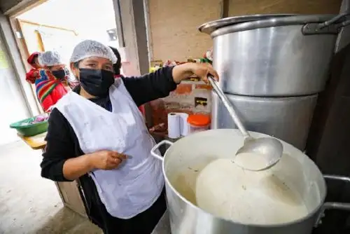 Mediante el Decreto de Urgencia 002-2023, el Gobierno destinó más de 98 millones de soles al Ministerio de Desarrollo e Inclusión Social (Midis) para financiar la atención alimentaria complementaria en favor de las ollas comunes, a escala nacional.