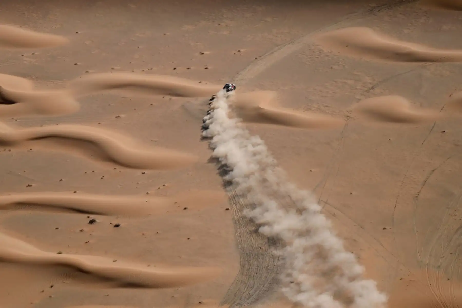 El piloto qatarí de Toyota Nasser Al-Attiyah, compite durante la Etapa 13 del Dakar 2023 entre Saybah y al-Hofuf, en Arabia Saudita. Foto: AFP