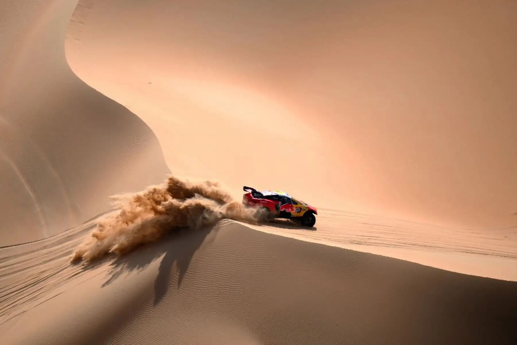 El piloto francés Sebastien Loeb y el copiloto belga Fabian Lurquin conducen su BRX durante la Etapa 13 del Dakar 2023 entre Saybah y al-Hofuf, Arabia Saudita. Foto: AFP