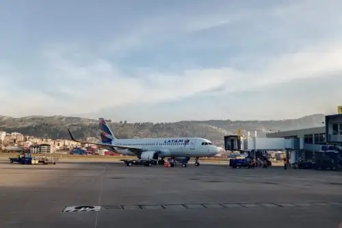 El aeropuerto internacional Alejandro Velasco Astete de Cusco reanudó hoy sus operaciones, tras dos días de suspensión debido a las protestas sociales, informó hoy el Ministerio de Transportes y Comunicaciones. ANDINA/Difusión