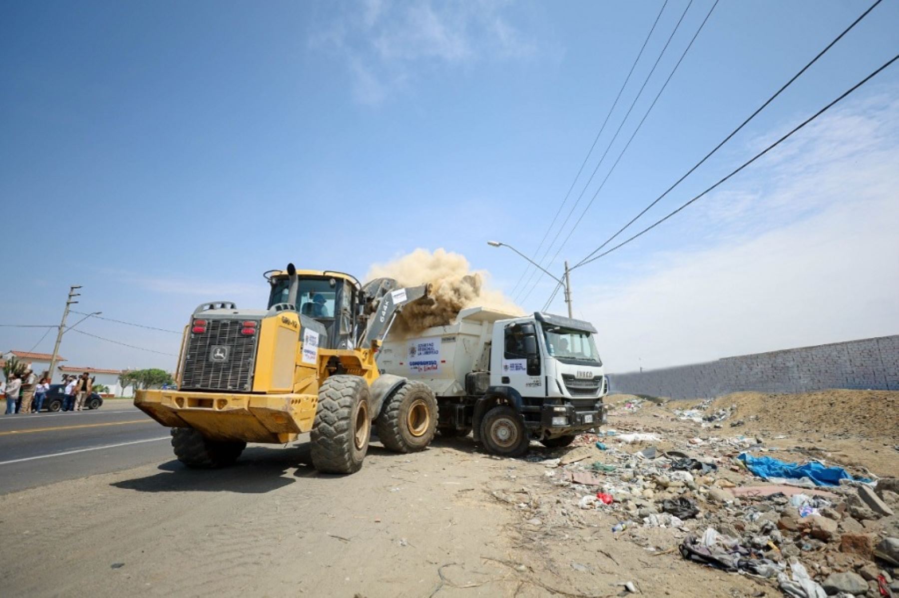 Con ayuda de maquinaria pesada, el Gobierno Regional de La Libertad inició los trabajos de limpieza y remoción de desmontes de construcción civil desde el aeropuerto Capitán Carlos Martínez de Pinillos hasta el óvalo Huanchaco, en la provincia de Trujillo.