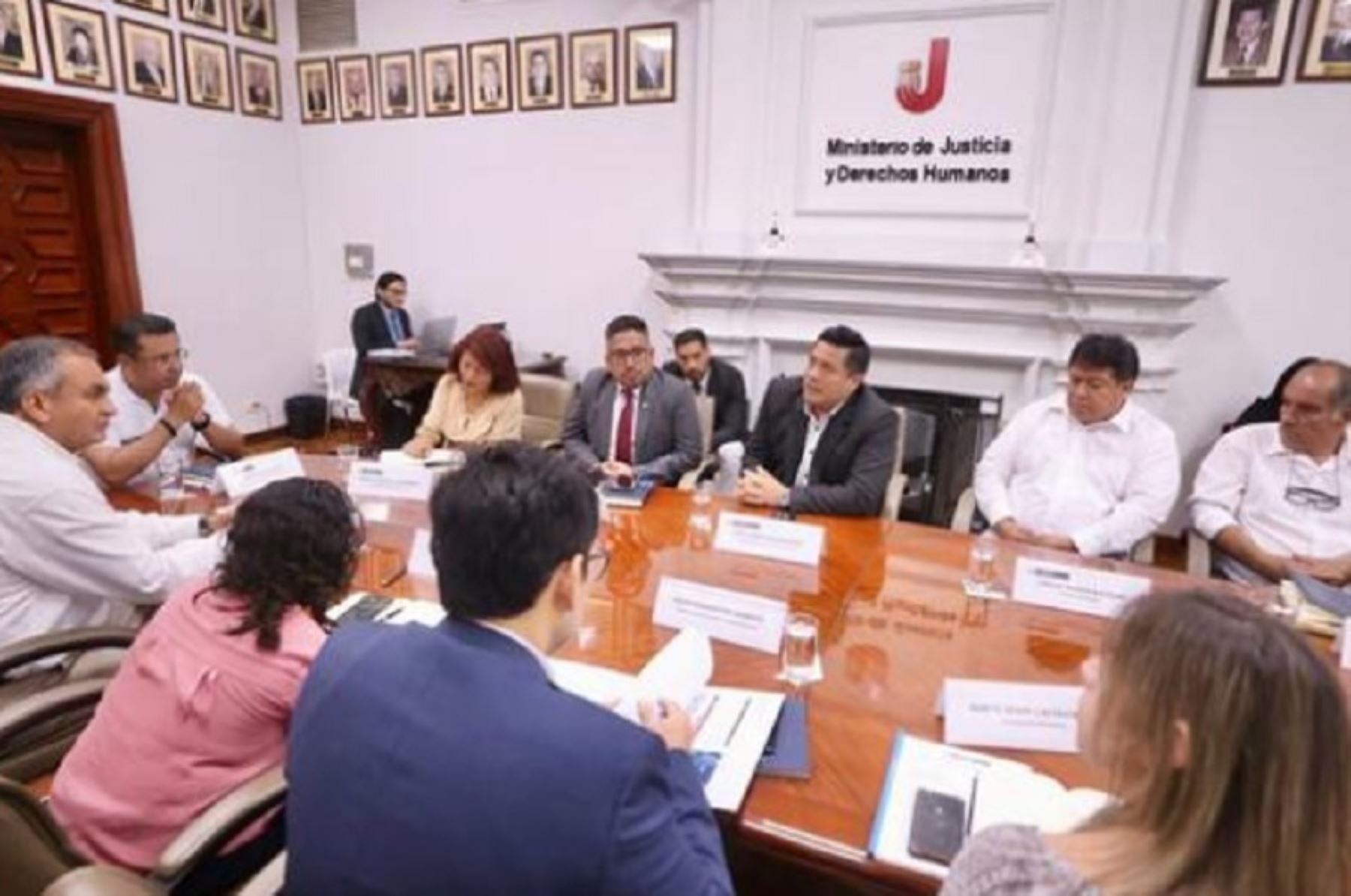 Como parte de la política de implementación de mesas de diálogo orientadas a entregar una propuesta para el desarrollo de las regiones, el titular del Ministerio de Justicia y Derechos Humanos, José Tello Alfaro, encabezó una reunión de trabajo en la que participaron ministros de Estado y autoridades de la región Lima.
