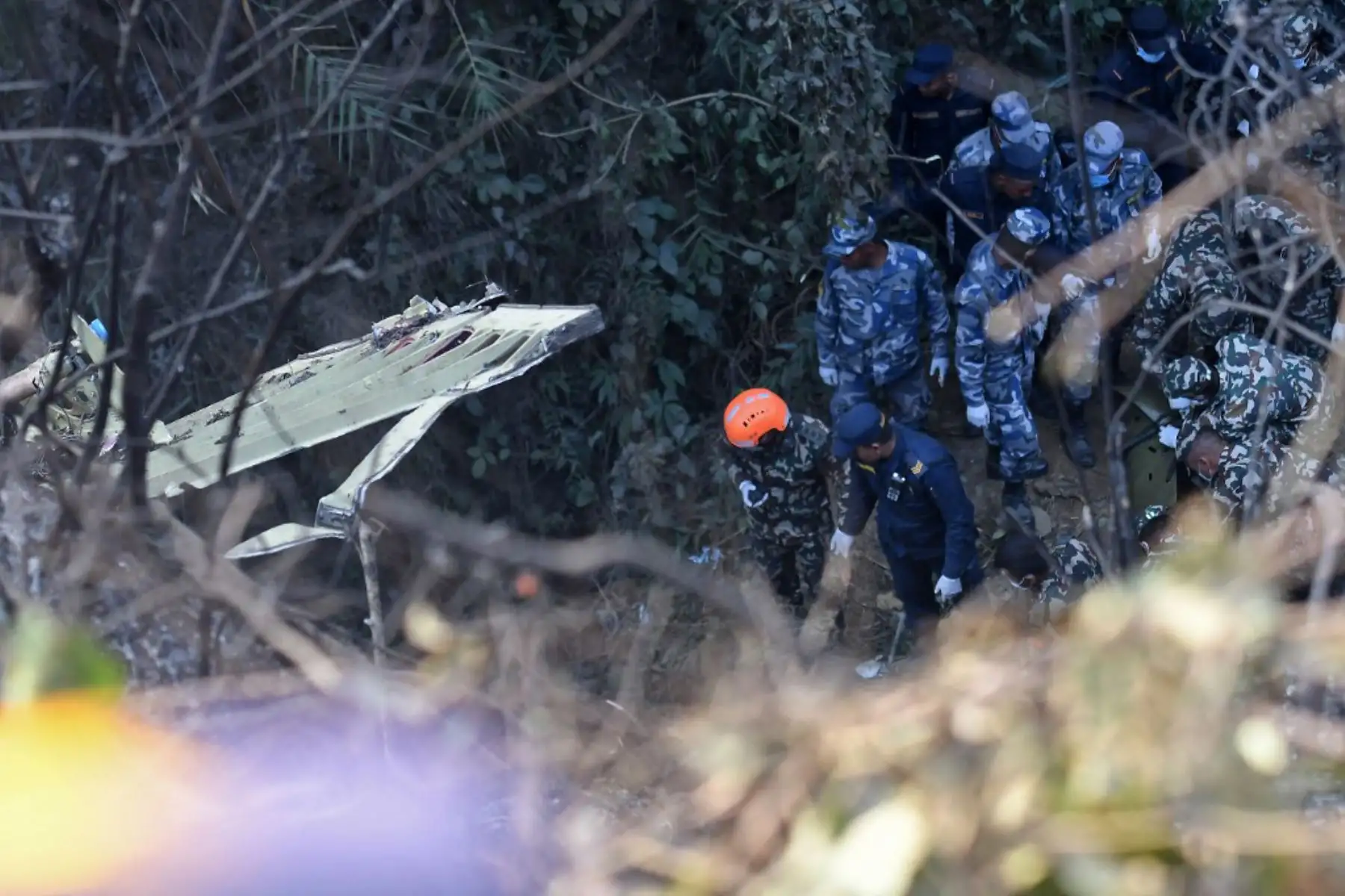 Rescatistas se reúnen en el lugar de un accidente aéreo en Pokhara. Al menos 67 personas fueron confirmadas muertas el 15 de enero cuando un avión con 72 a bordo se estrelló en Nepal. Foto: AFP