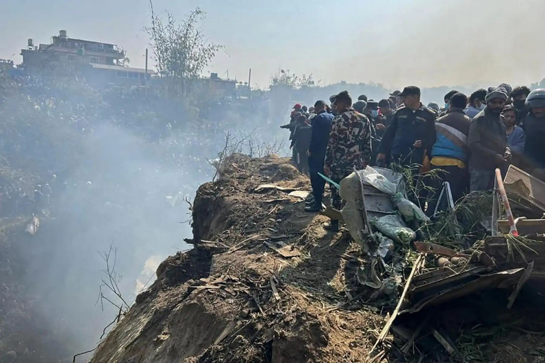 Rescatistas se reúnen en el lugar de un accidente aéreo en Pokhara. Al menos 67 personas fueron confirmadas muertas el 15 de enero cuando un avión con 72 a bordo se estrelló en Nepal. Foto: AFP