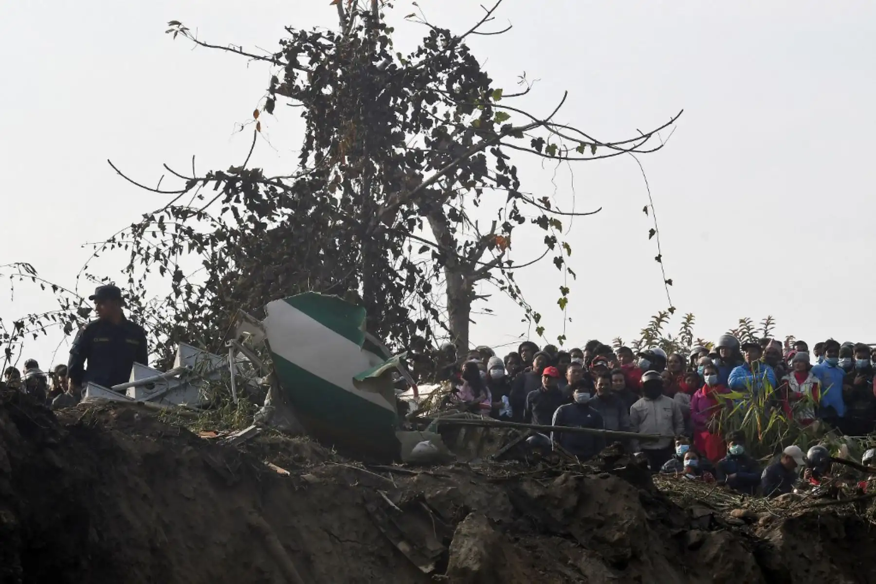 Rescatistas se reúnen en el lugar de un accidente aéreo en Pokhara. Al menos 67 personas fueron confirmadas muertas el 15 de enero cuando un avión con 72 a bordo se estrelló en Nepal. Foto: AFP