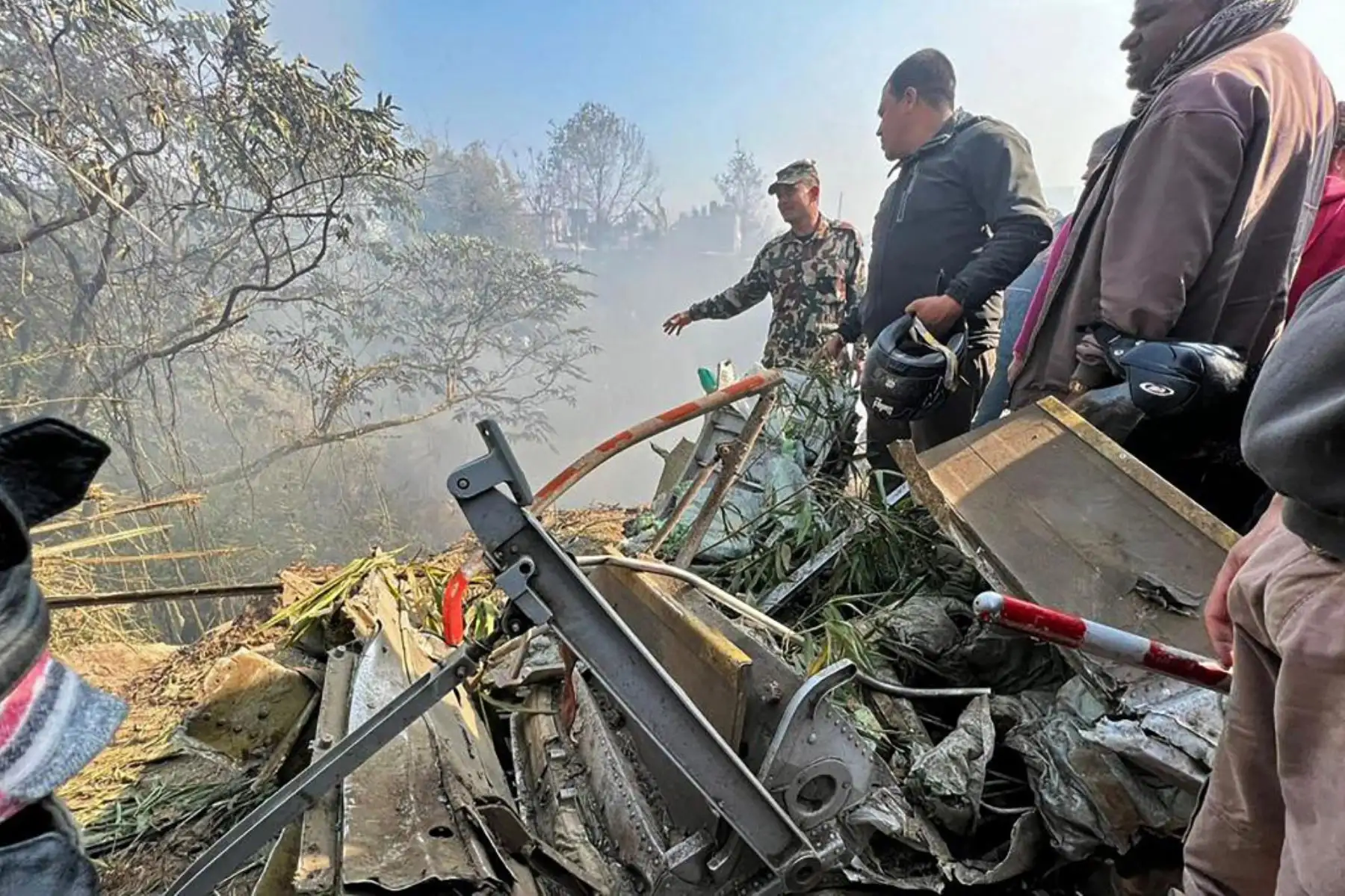 Rescatistas se reúnen en el lugar de un accidente aéreo en Pokhara. Al menos 67 personas fueron confirmadas muertas el 15 de enero cuando un avión con 72 a bordo se estrelló en Nepal. Foto: AFP