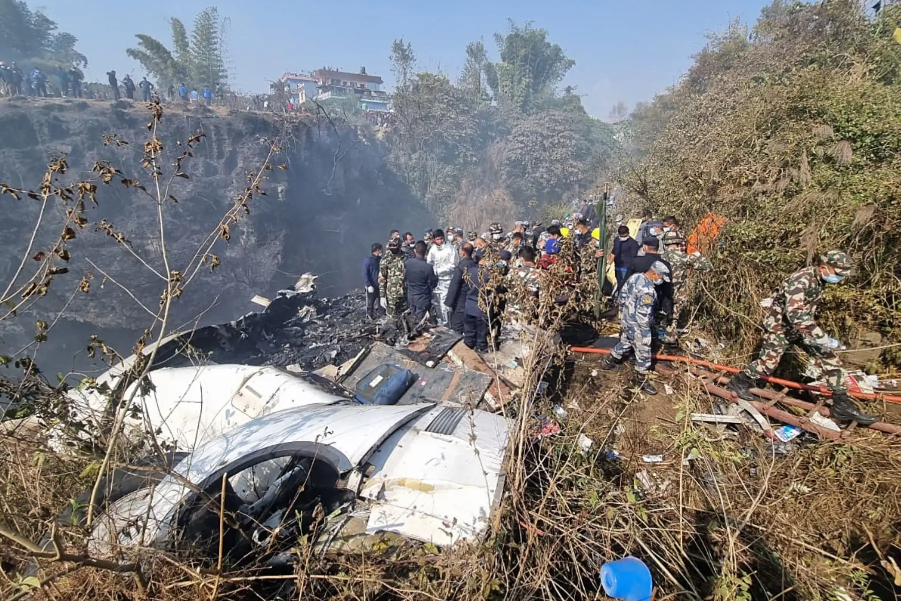 Las autoridades nepalíes han recuperado al menos 25 cadáveres tras el siniestro de un avión de la aerolínea Yeti Airlines que se estrelló este domingo con 72 personas a bordo cuando cubría una ruta doméstica que partió desde Katmandú. Foto: EFE