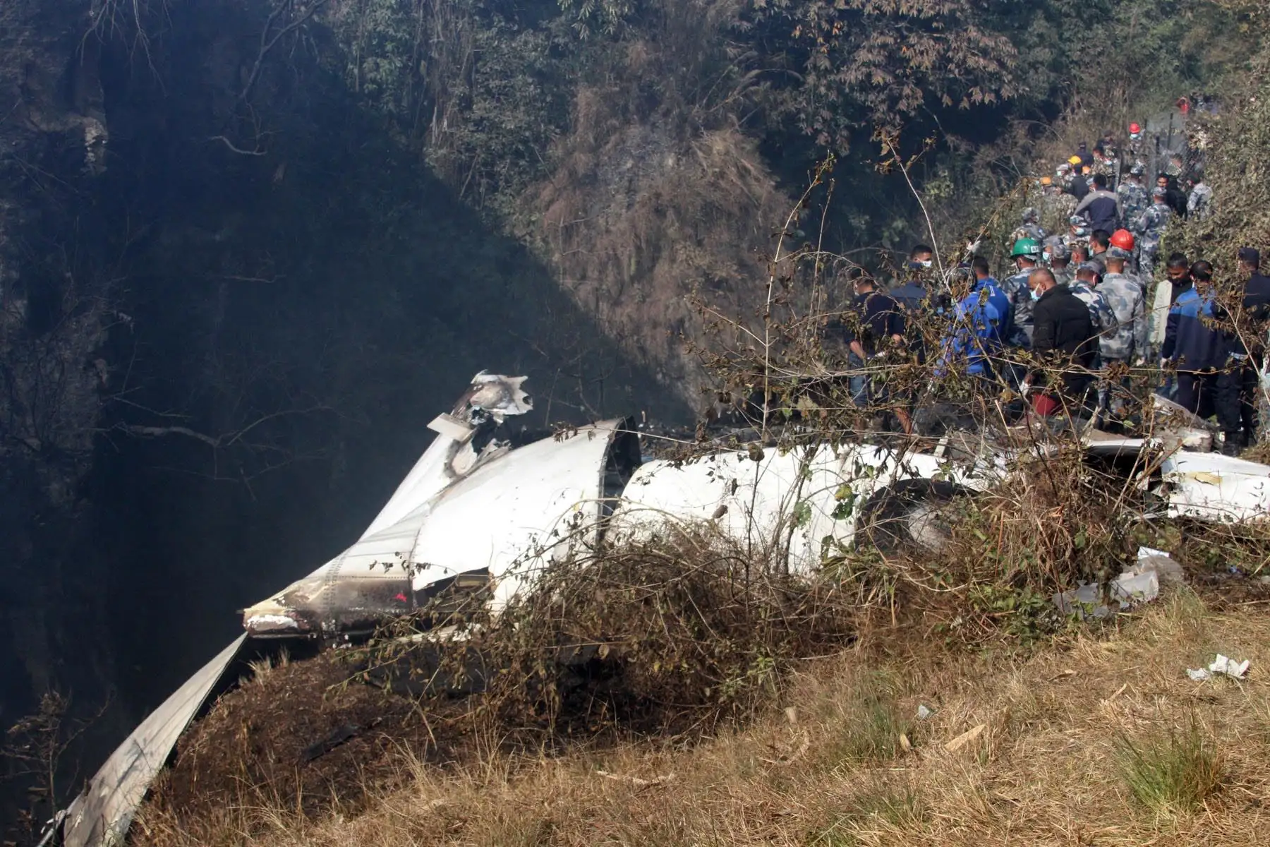Las autoridades nepalíes han recuperado al menos 25 cadáveres tras el siniestro de un avión de la aerolínea Yeti Airlines que se estrelló este domingo con 72 personas a bordo cuando cubría una ruta doméstica que partió desde Katmandú. Foto: EFE