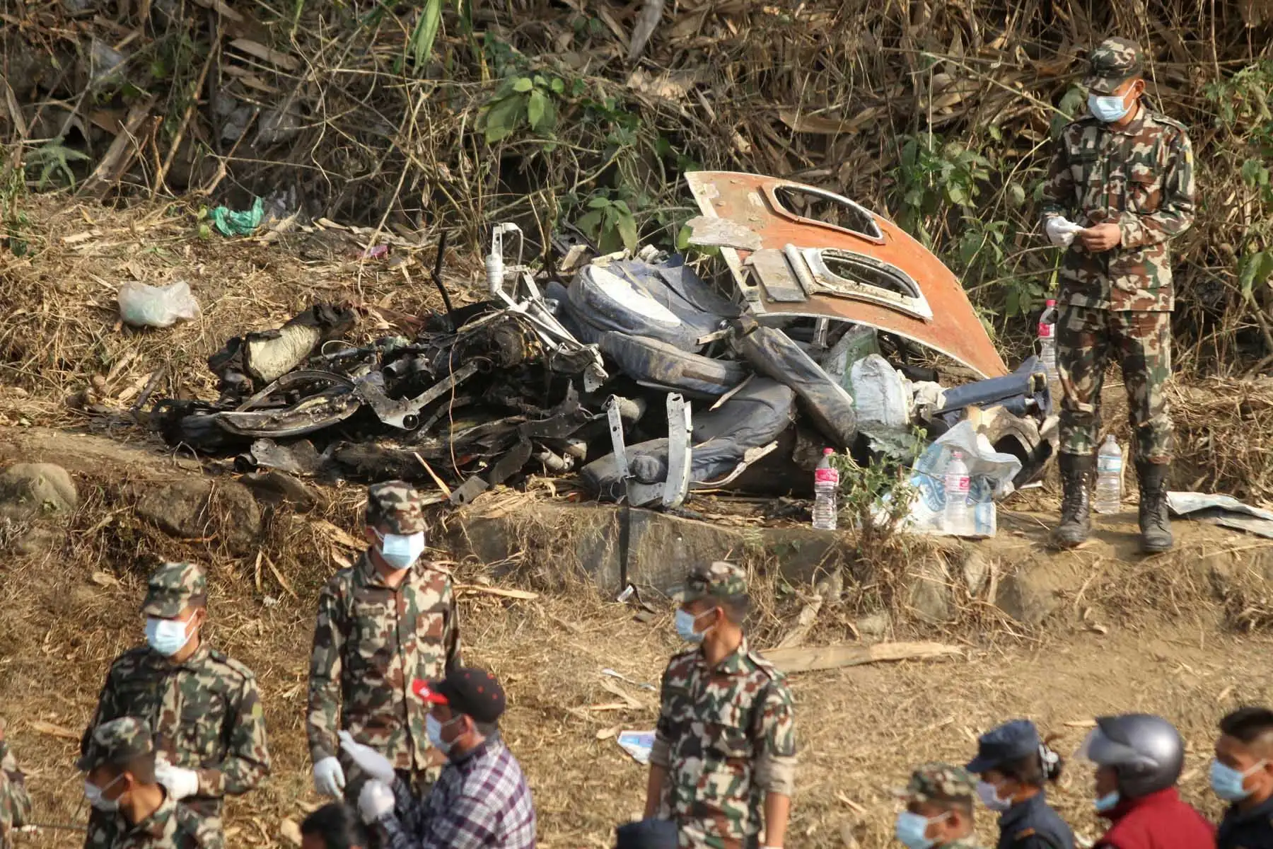 Las autoridades nepalíes han recuperado al menos 25 cadáveres tras el siniestro de un avión de la aerolínea Yeti Airlines que se estrelló este domingo con 72 personas a bordo cuando cubría una ruta doméstica que partió desde Katmandú. Foto: EFE