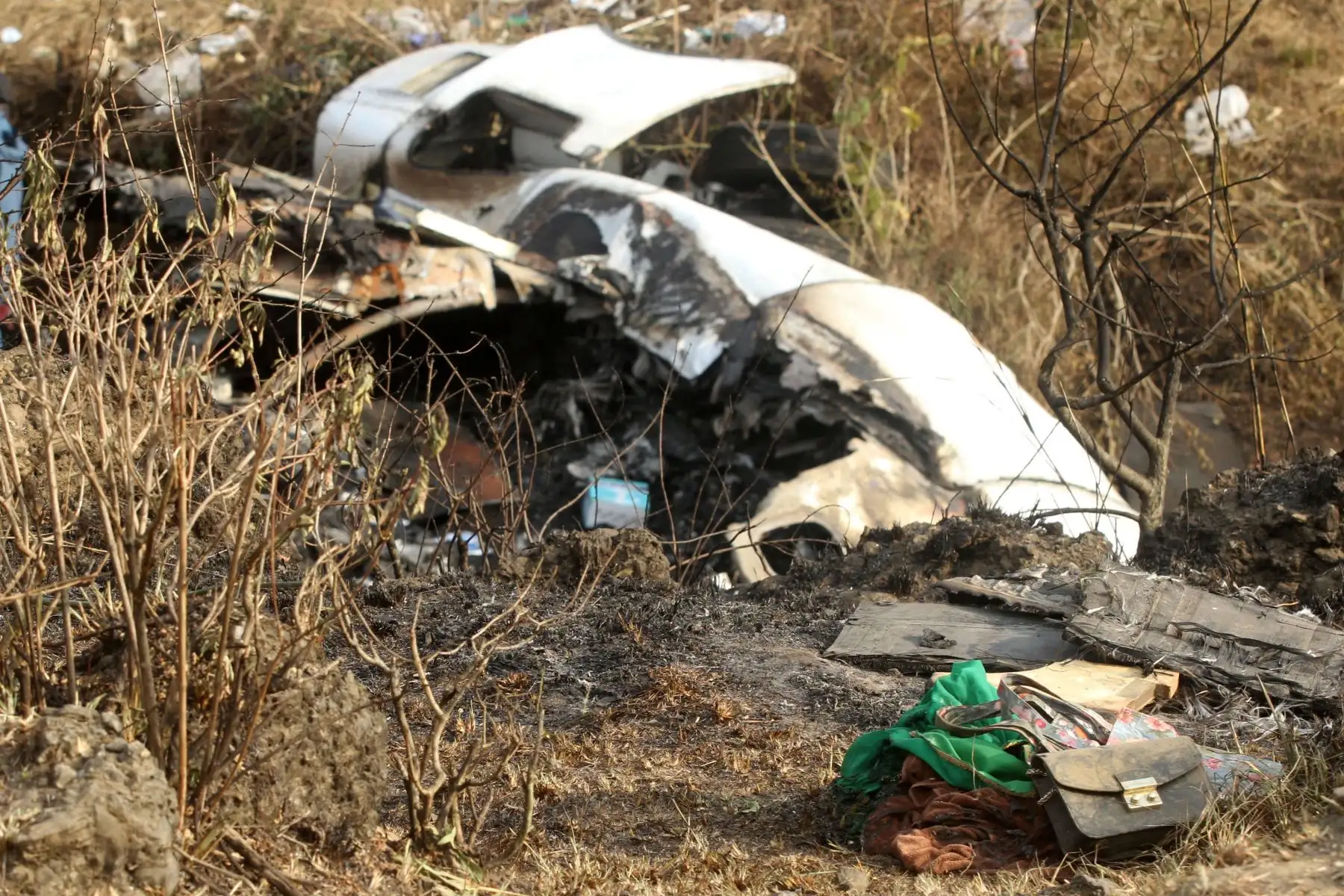Las autoridades nepalíes han recuperado al menos 25 cadáveres tras el siniestro de un avión de la aerolínea Yeti Airlines que se estrelló este domingo con 72 personas a bordo cuando cubría una ruta doméstica que partió desde Katmandú. Foto: EFE