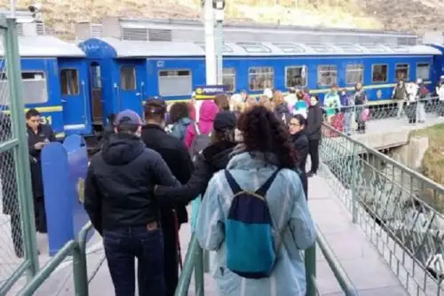 El transporte en bus o servicio bimodal (bus +tren) continuará suspendido; al igual que la operación del servicio PeruRail Titicaca en la ruta entre Cusco y Puno.
