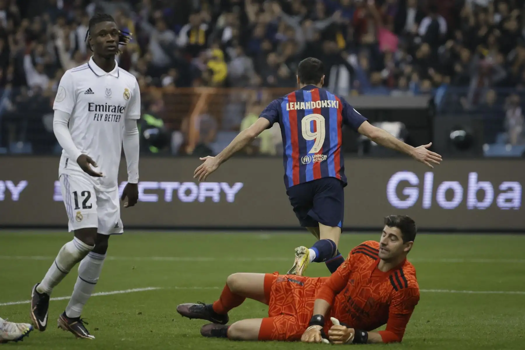 El delantero del FC Barcelona, Robert Lewandowski, (c-detrás) celebra el gol de su equipo ante el portero del Real Madrid, Thibaut Courtois (c-delante) y del centrocampista del Real Madrid, Eduardo Camavinga, durante la final de la Supercopa de España 2023 que Real Madrid y FC Barcelona juegan este domingo en el estadio internacional Rey Fahd de Riad, Arabia Saudí.

Foto: EFE
