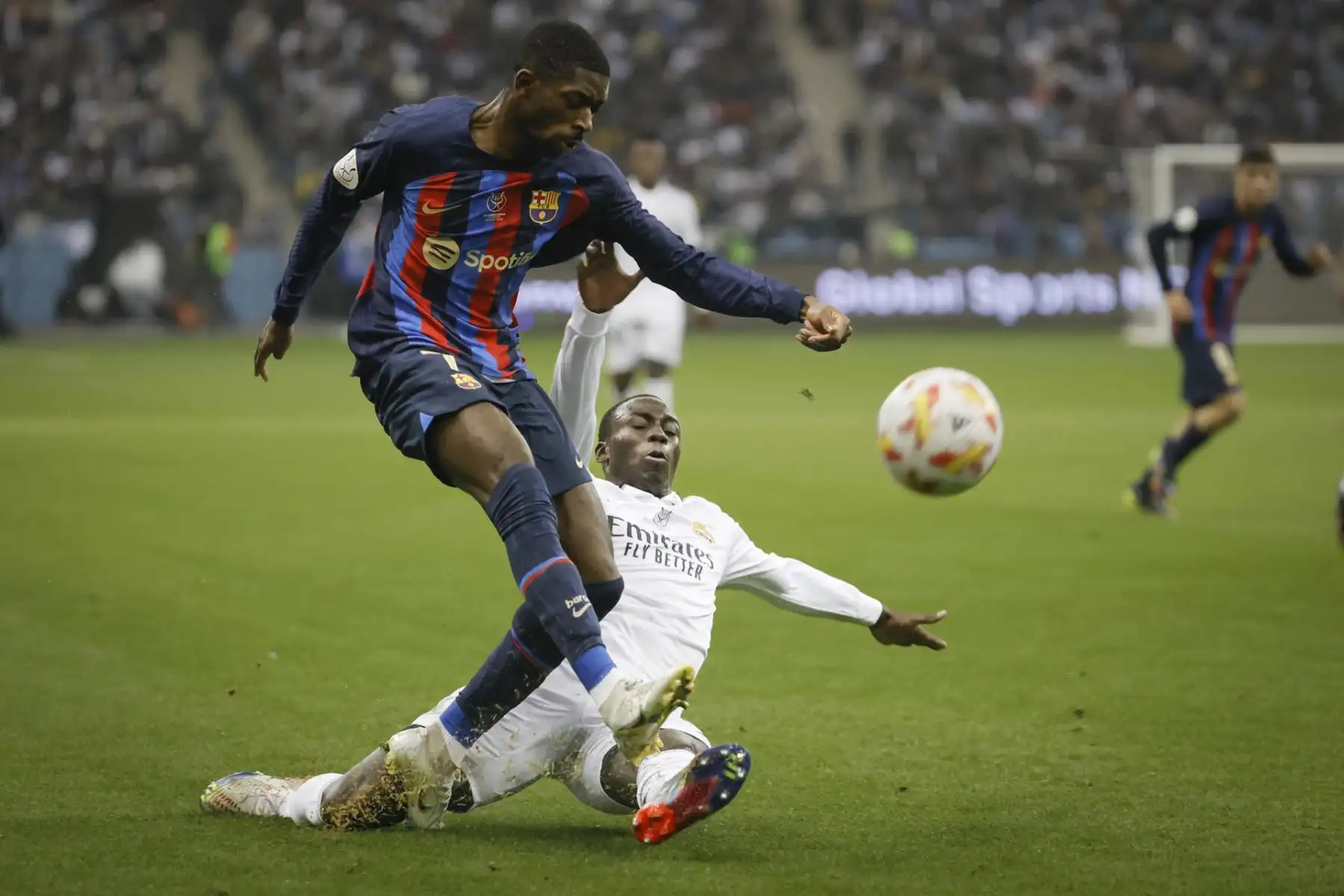 El delantero del FC Barcelona, Ousmane Dembélé (i), disputa el balón con el defensa del Real Madrid, Ferland Mendy (d), durante la final de la Supercopa de España 2023 que Real Madrid y FC Barcelona juegan este domingo en el estadio internacional Rey Fahd de Riad, Arabia Saudí

Foto: EFE