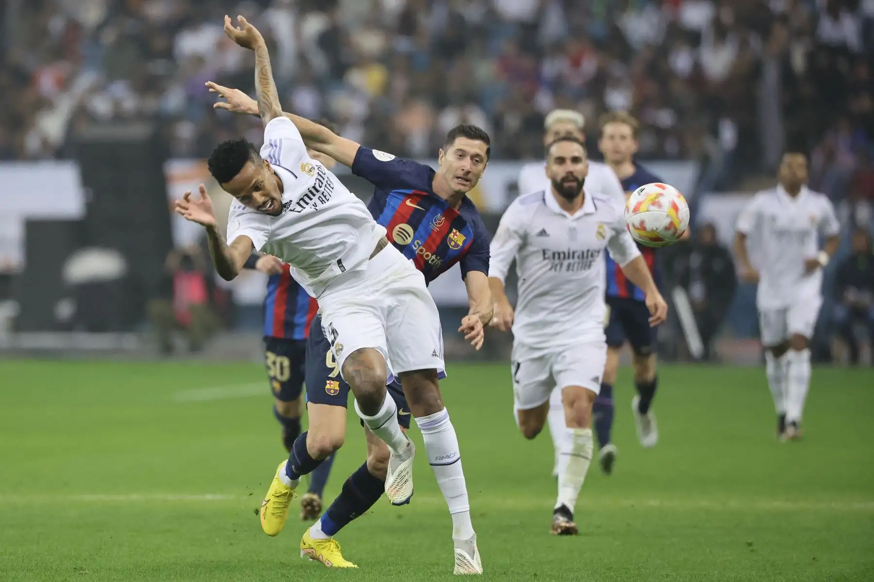 El defensor brasileño del Real Madrid, Eder Militao (L), lucha por el balón con el delantero polaco del Barcelona, ​​Robert Lewandowski, durante el partido de fútbol final de la Supercopa de España entre el Real Madrid CF y el FC Barcelona en el Estadio Internacional Rey Fahd en Riyadh, Arabia Saudita, el 15 de enero de 2019. 2023.


Foto: AFP