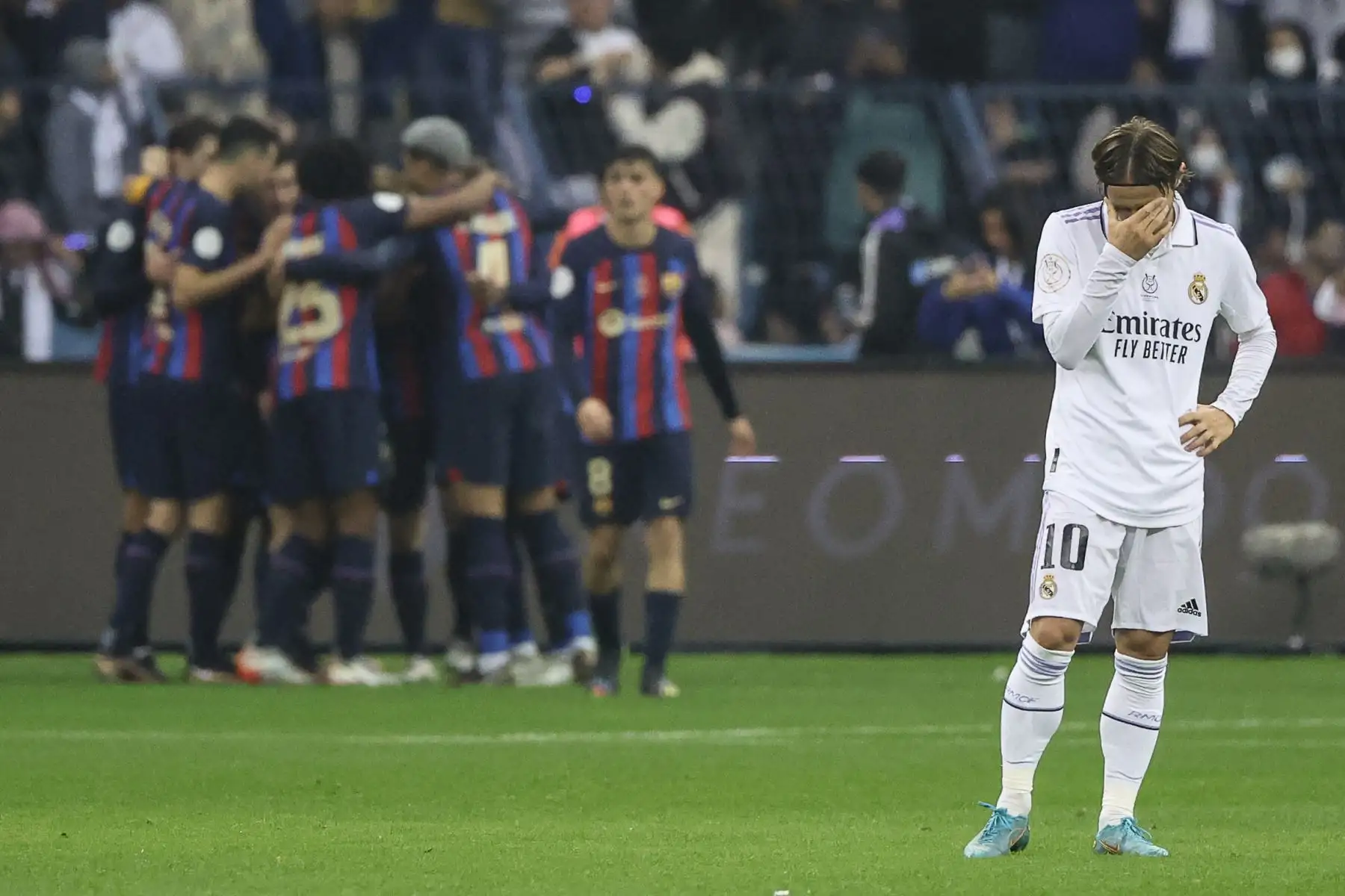 El centrocampista croata del Real Madrid, Luka Modric (R), reacciona mientras el delantero polaco del Barcelona, ​​Robert Lewandowski, celebra después de marcar el segundo gol de su equipo durante el partido de fútbol final de la Supercopa de España entre el Real Madrid CF y el FC Barcelona en el Estadio Internacional Rey Fahd en Riyadh, Arabia Saudita, el 15 de enero de 2023.


Foto: AFP