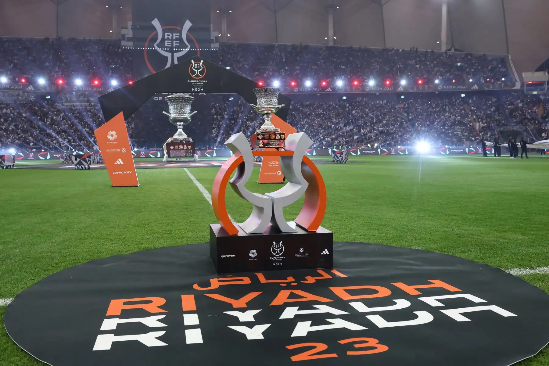 The trophy is put up on display on the pitch before the start of the Spanish Super Cup final football match between Real Madrid CF and FC Barcelona at the King Fahd International Stadium in Riyadh, Saudi Arabia, on January 15, 2023.


Foto: AFP