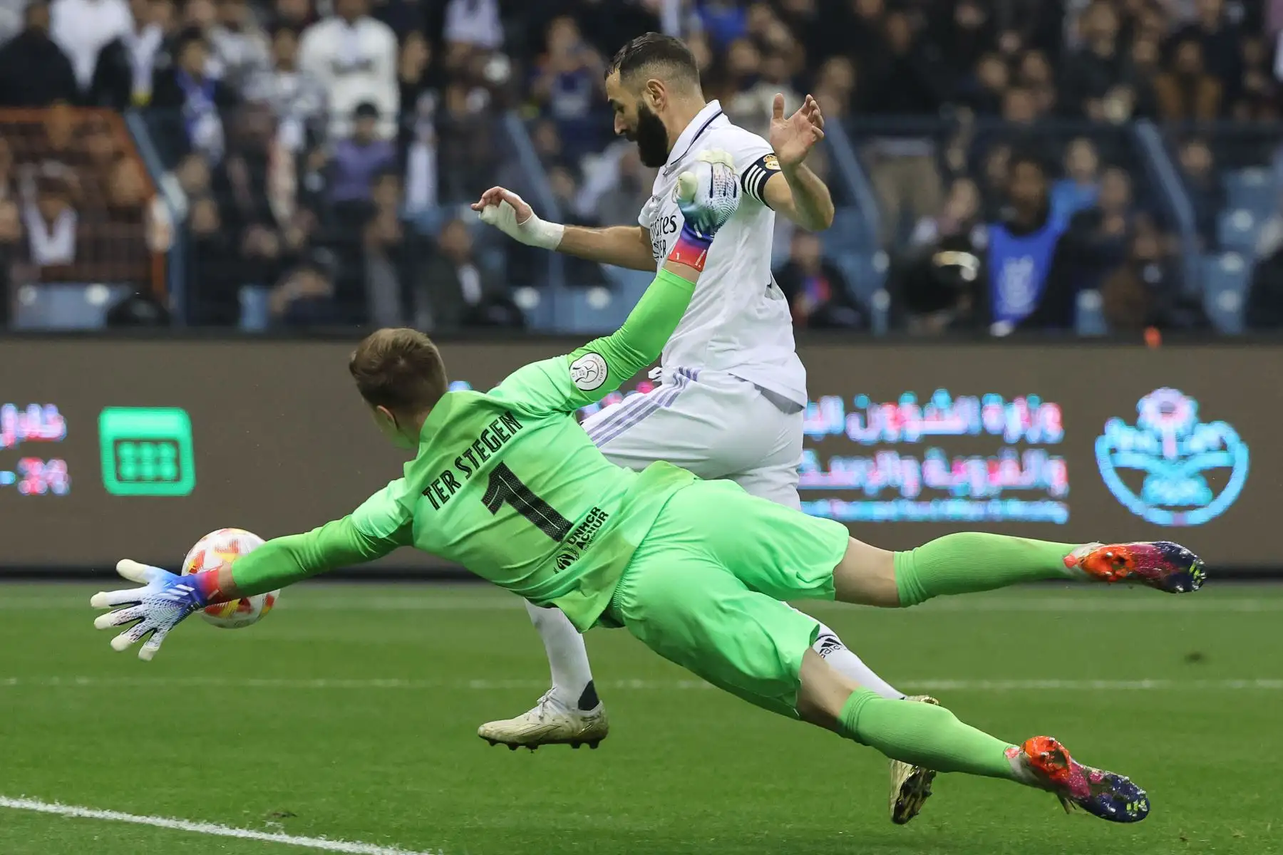 El delantero francés del Real Madrid Karim Benzema (R) lucha por el balón con el portero alemán del Barcelona Marc-Andre ter Stegen durante el partido de fútbol final de la Supercopa de España entre el Real Madrid CF y el FC Barcelona en el Estadio Internacional Rey Fahd en Riyadh, Arabia Saudita, el 15 de enero de 2023.


Foto: AFP