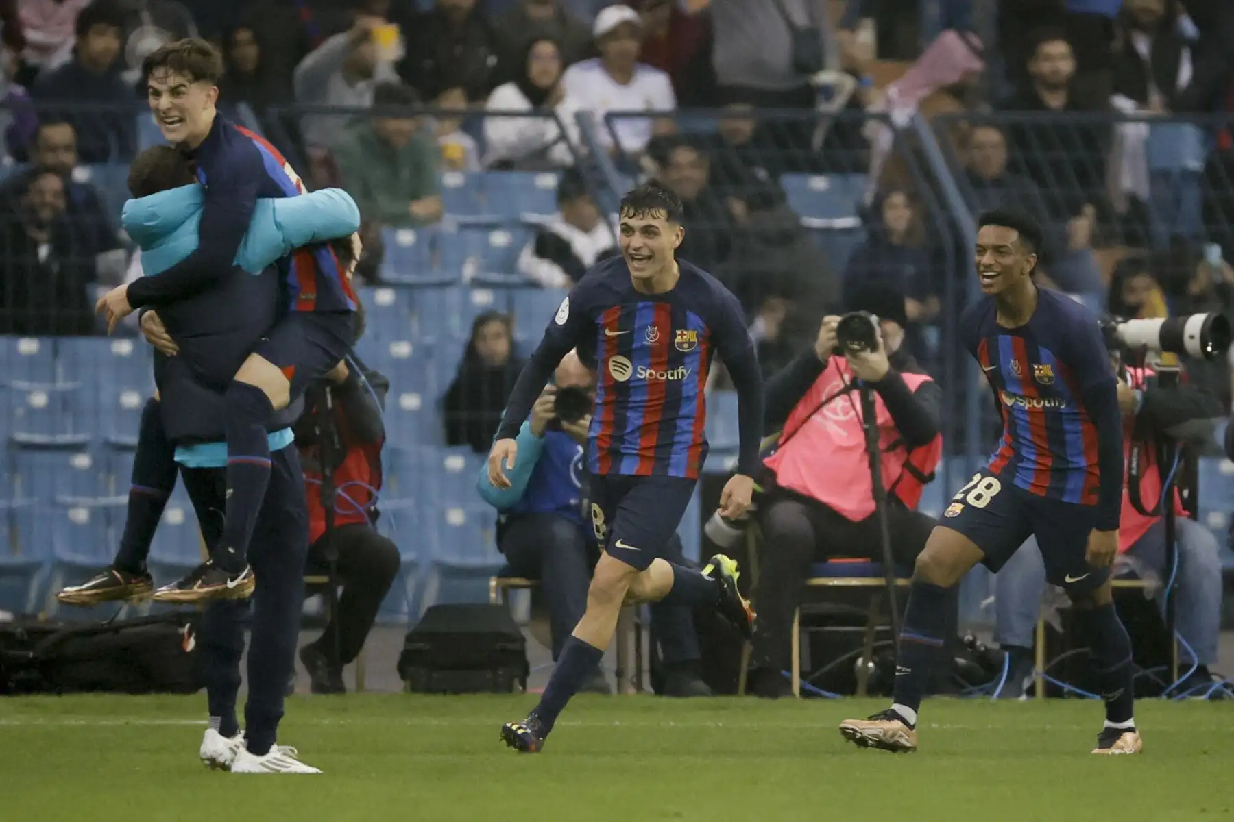 Los jugadores del FC Barcelona: (i-d): los centrocampistas Gavi (i), Pedri (c) y el defensa Alejandro Balde (d), celebran un gol de su equipo durante la final de la Supercopa de España 2023 que Real Madrid y FC Barcelona juegan este domingo en el estadio internacional Rey Fahd de Riad, Arabia Saudí.

Foto: EFE
