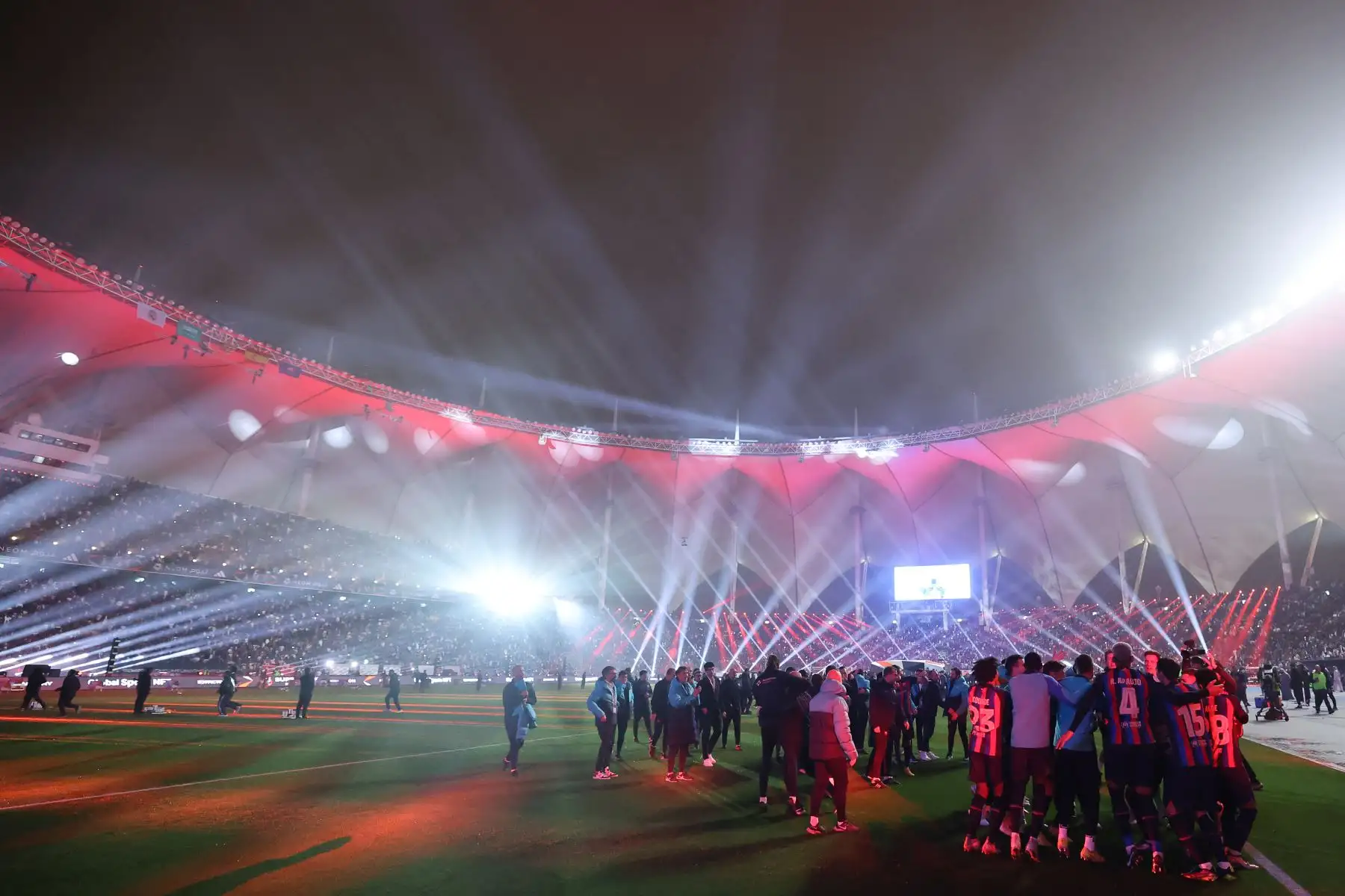 Los jugadores del Barcelona celebran al final del partido de fútbol final de la Supercopa de España entre el Real Madrid CF y el FC Barcelona en el Estadio Internacional Rey Fahd en Riyadh, Arabia Saudita, el 15 de enero de 2023.


Foto: AFP