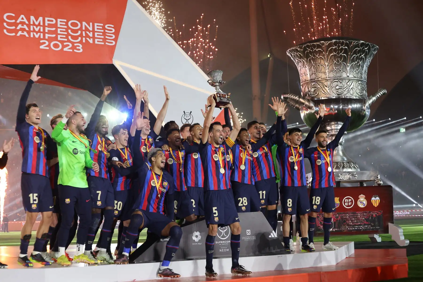 Los jugadores del Barcelona celebran en el podio tras ganar la final de la Supercopa de España entre el Real Madrid CF y el FC Barcelona en el Estadio Internacional Rey Fahd de Riad, Arabia Saudí, el 15 de enero de 2023.


Foto: AFP