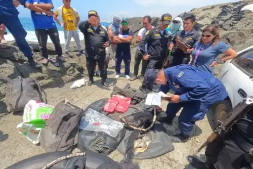 La Policía, la Marina de Guerra y la Fiscalía Especializada en Materia Ambiental, se hicieron presentes, logrando intervenir a cuatro de estas personas.