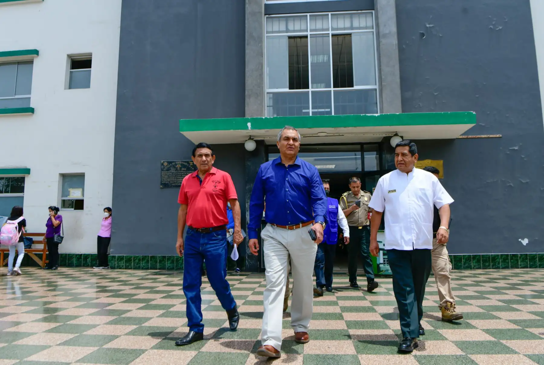 Ministro de Interior Vicente Romero Fernández visitó a efectivos en el Hospital Nacional PNP "Luis N. Sáenz", junto a delegación de funcionarios responsables de la atención en salud y del bienestar del personal policial.


Foto: ANDINA/Difusión