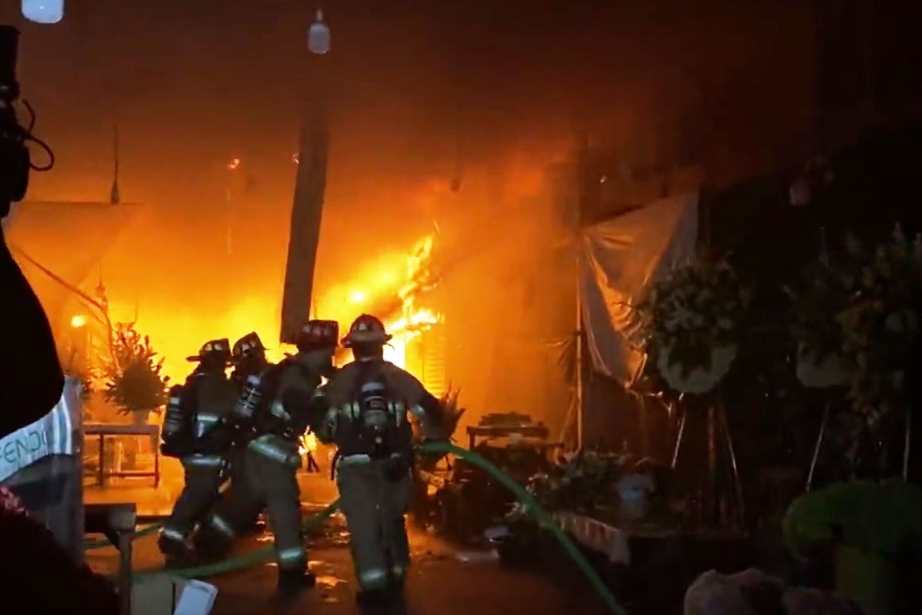 Rímac: 16 unidades de los bomberos controlaron incendio en el Mercado de  Flores | Noticias | Agencia Peruana de Noticias Andina