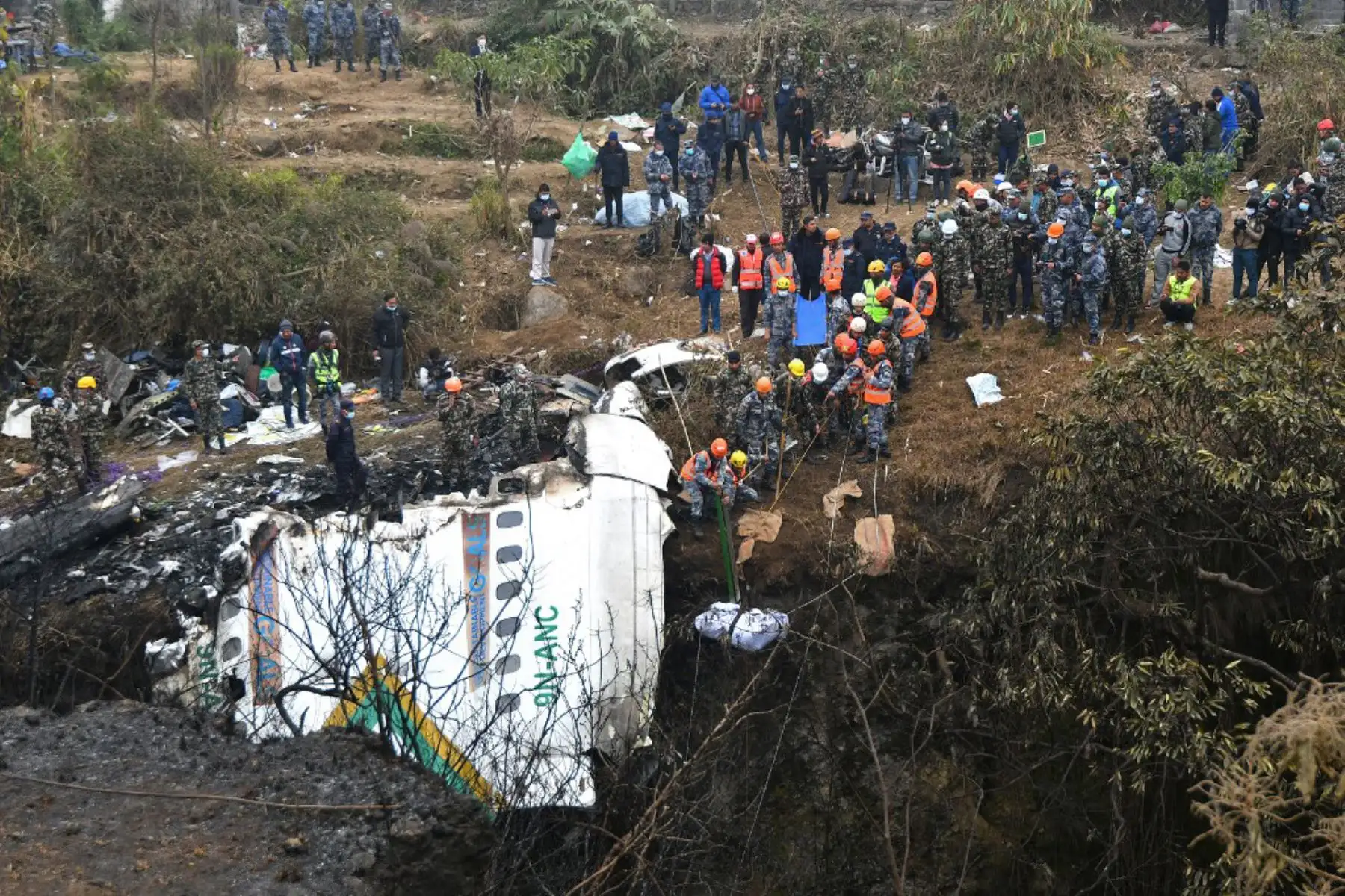 Rescatistas retiran el cuerpo de una víctima que murió en un accidente aéreo de Yeti Airlines en Pokhara. Foto: AFP