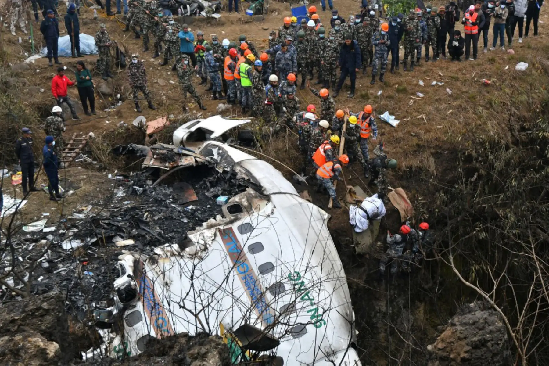 Rescatistas retiran el cuerpo de una víctima que murió en un accidente aéreo de Yeti Airlines en Pokhara. Foto: AFP