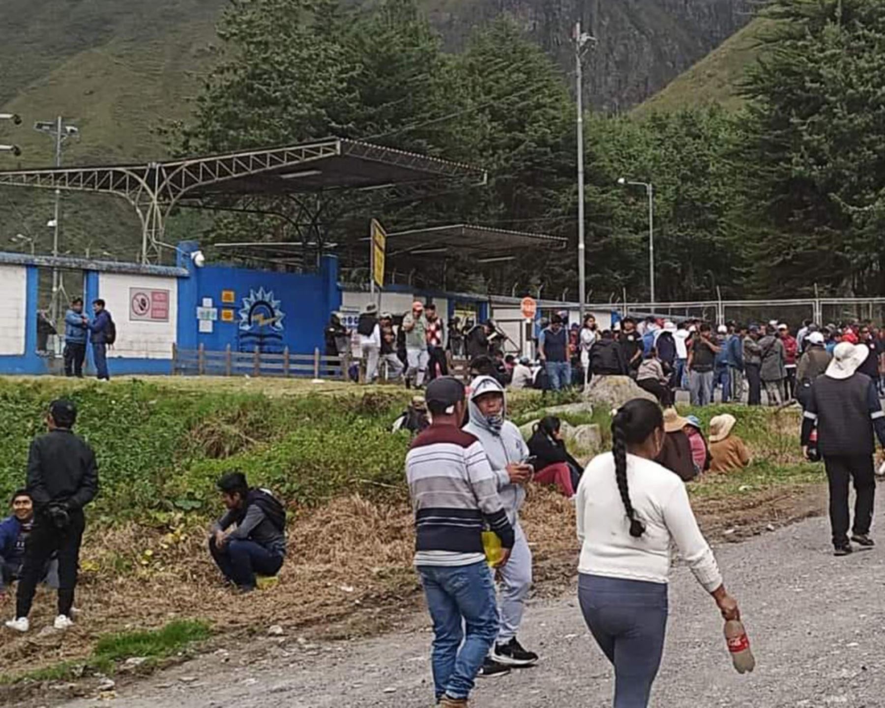 Alrededor de 100 manifestantes llegaron hasta la central hidroeléctrica de San Gabán y provocaron el corte de energía eléctrica, afectando a tres distritos de la provincia de Carabaya, en Puno.
