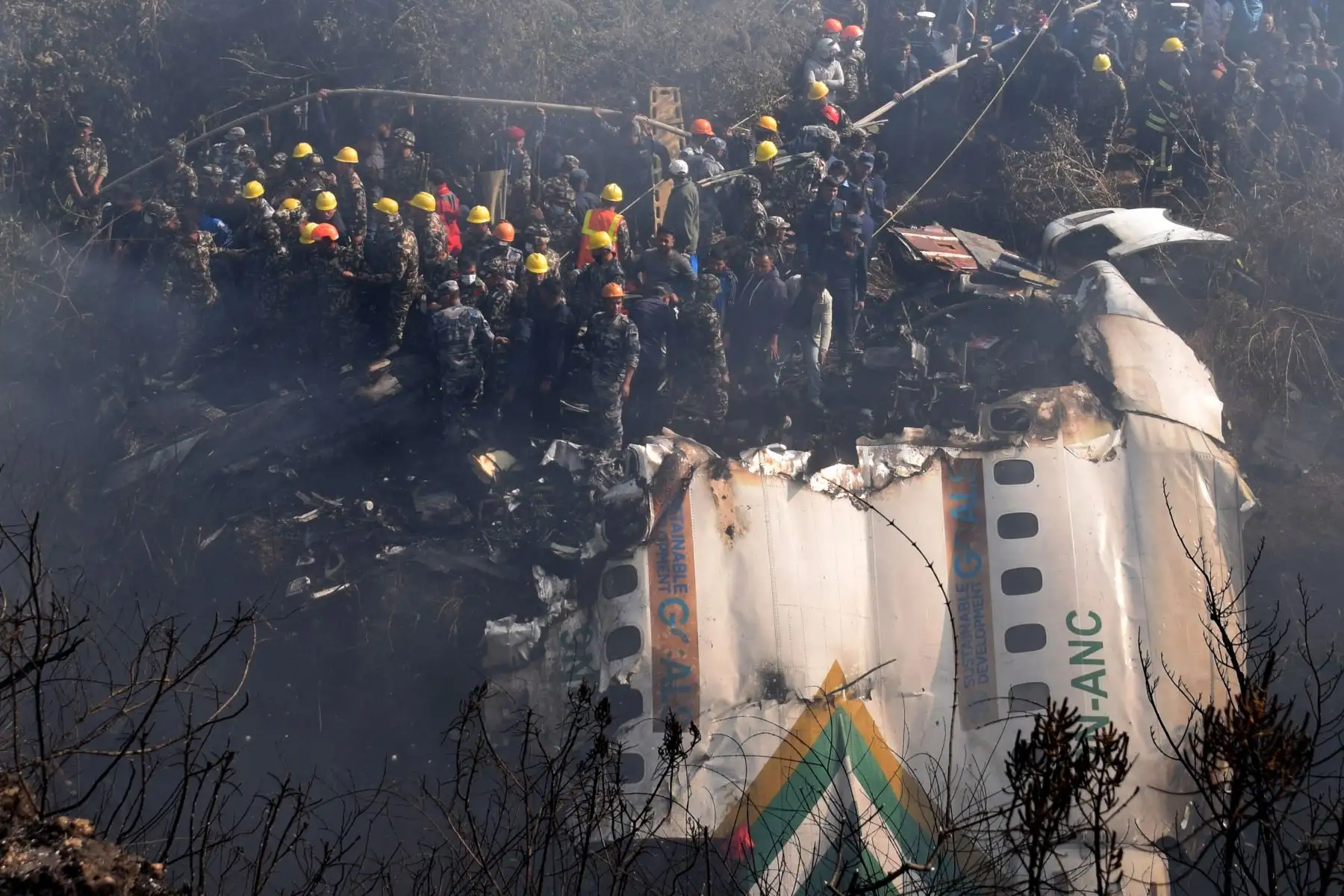 Equipo de rescate trabaja con los restos del avión siniestrado en el lugar del accidente en Pokhara, Nepal. Foto: EFE