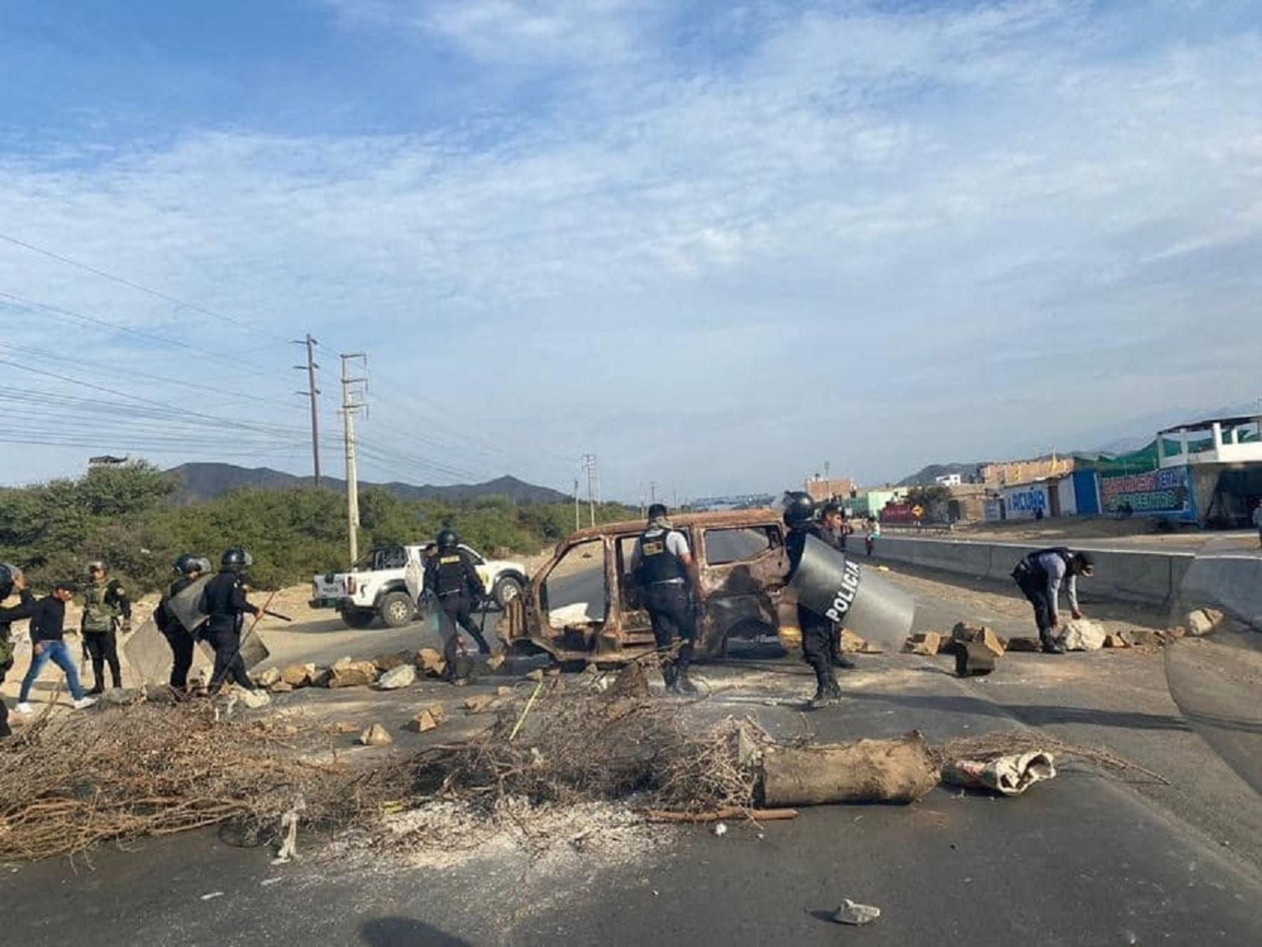 Grupos de manifestantes volvieron a bloquear la carretera Panamericana Norte, a la altura de la provincia de Virú, región La Libertad. ANDINA/Difusión