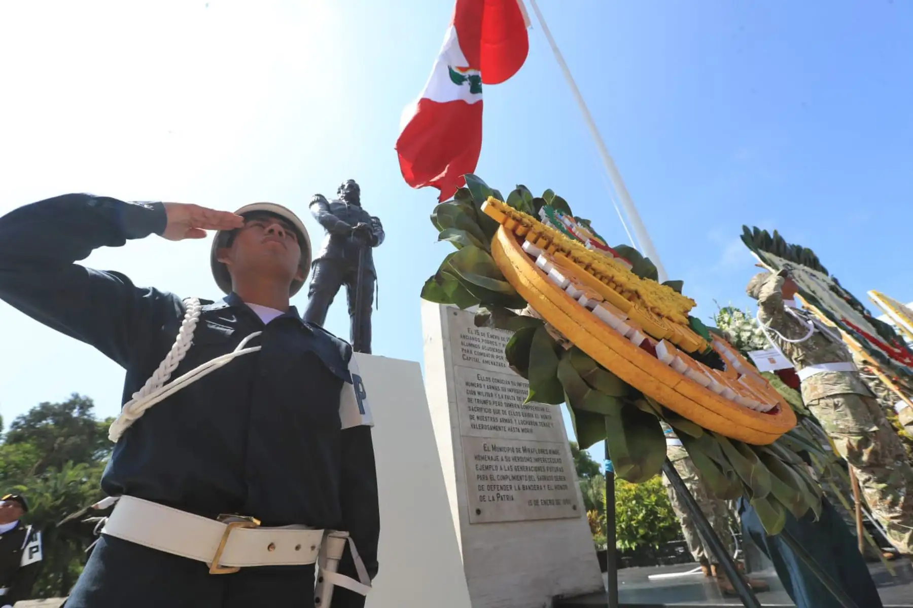 El ministro de Defensa, Jorge Chávez, participa en ceremonia por el 142.° Aniversario de Batalla de Miraflores. Foto: Mindef
