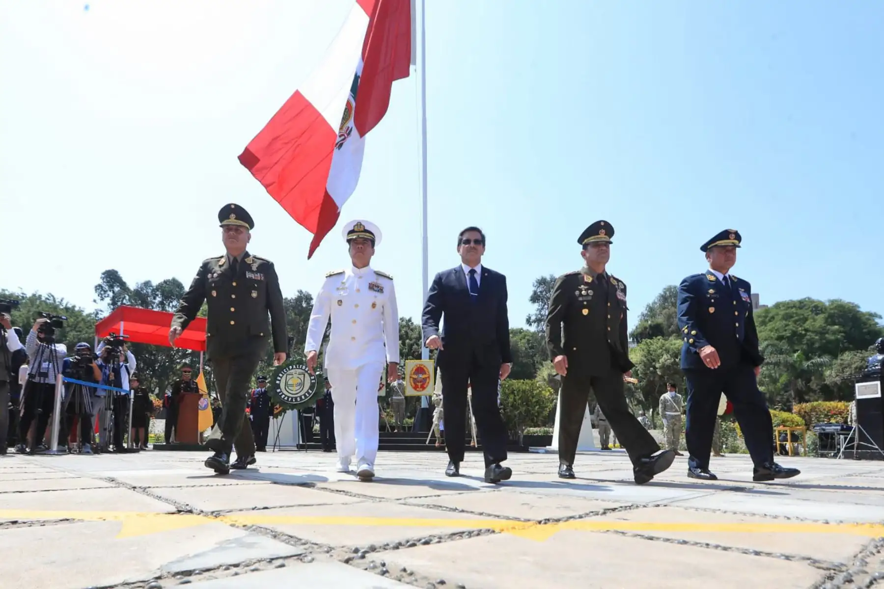 El ministro de Defensa, Jorge Chávez, participa en ceremonia por el 142.° Aniversario de Batalla de Miraflores. Foto: Mindef