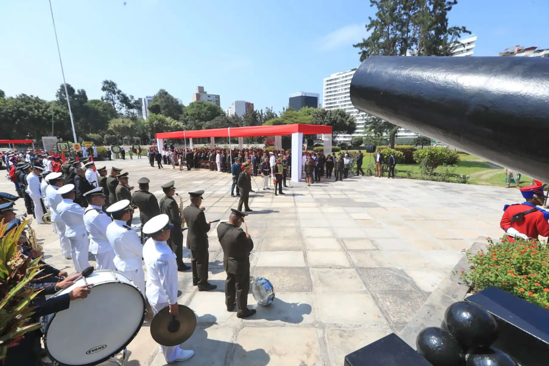 El ministro de Defensa, Jorge Chávez, participa en ceremonia por el 142.° Aniversario de Batalla de Miraflores. Foto: Mindef