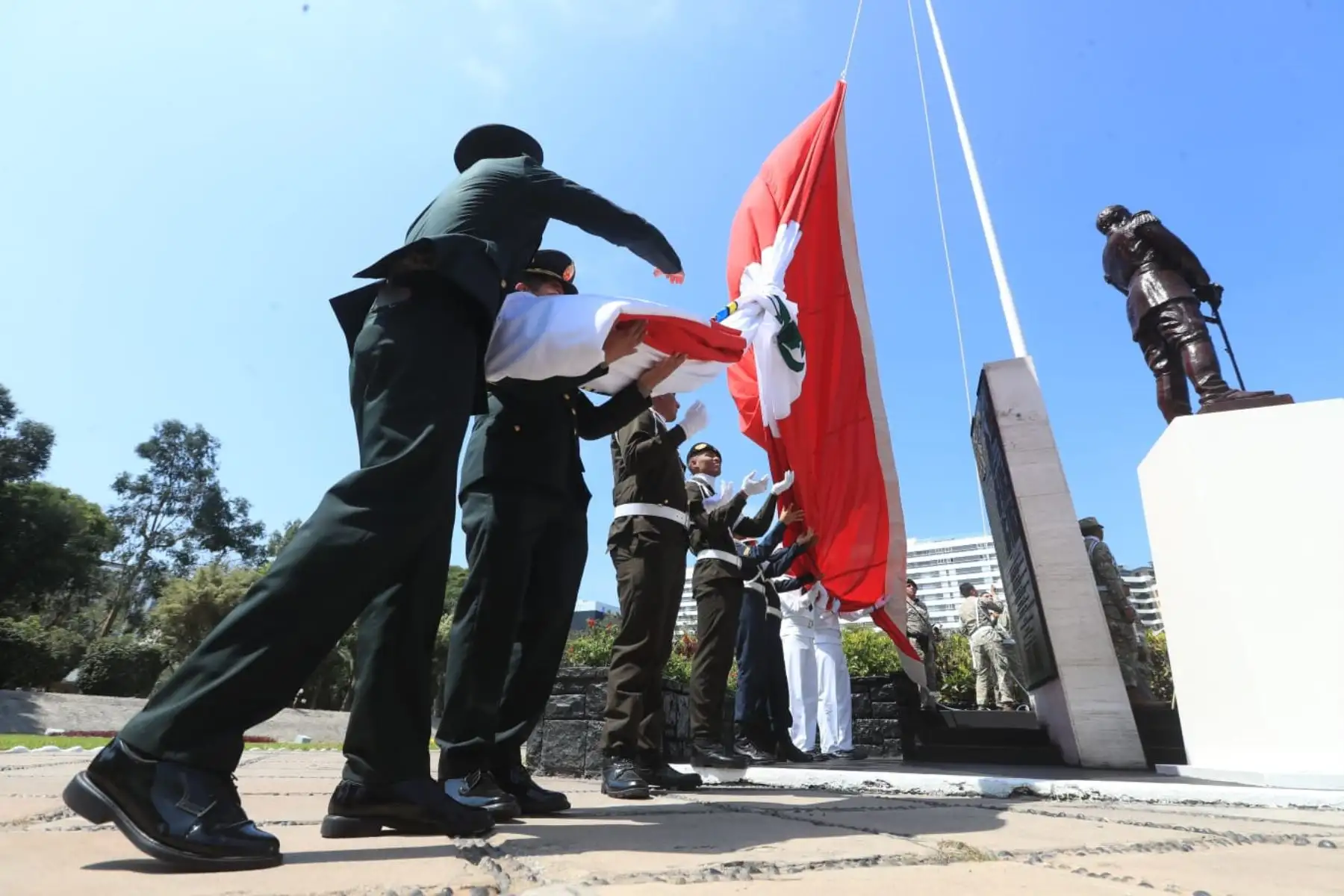 El ministro de Defensa, Jorge Chávez, participa en ceremonia por el 142.° Aniversario de Batalla de Miraflores. Foto: Mindef