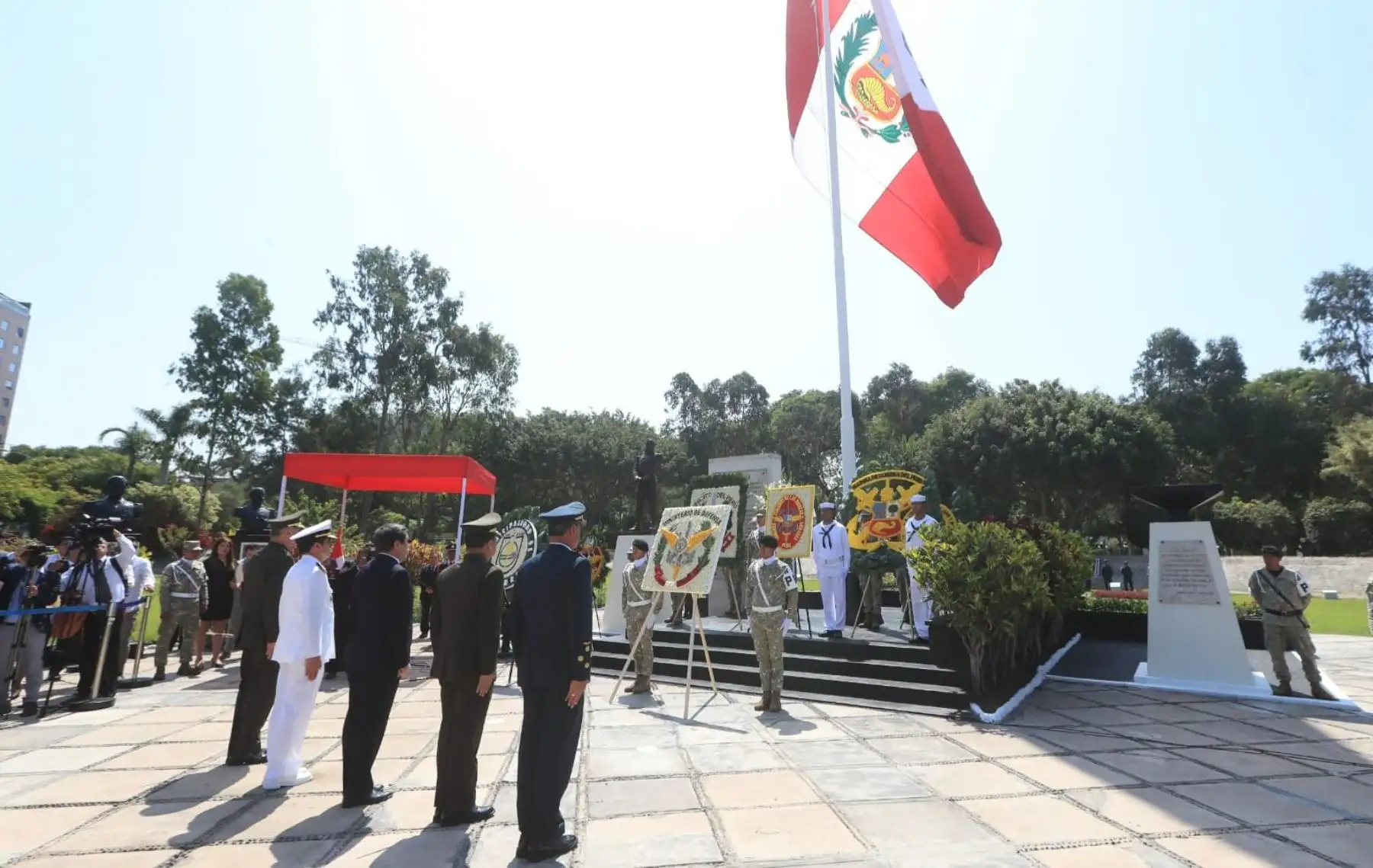 El ministro de Defensa, Jorge Chávez, participa en ceremonia por el 142.° Aniversario de Batalla de Miraflores. Foto: Mindef
