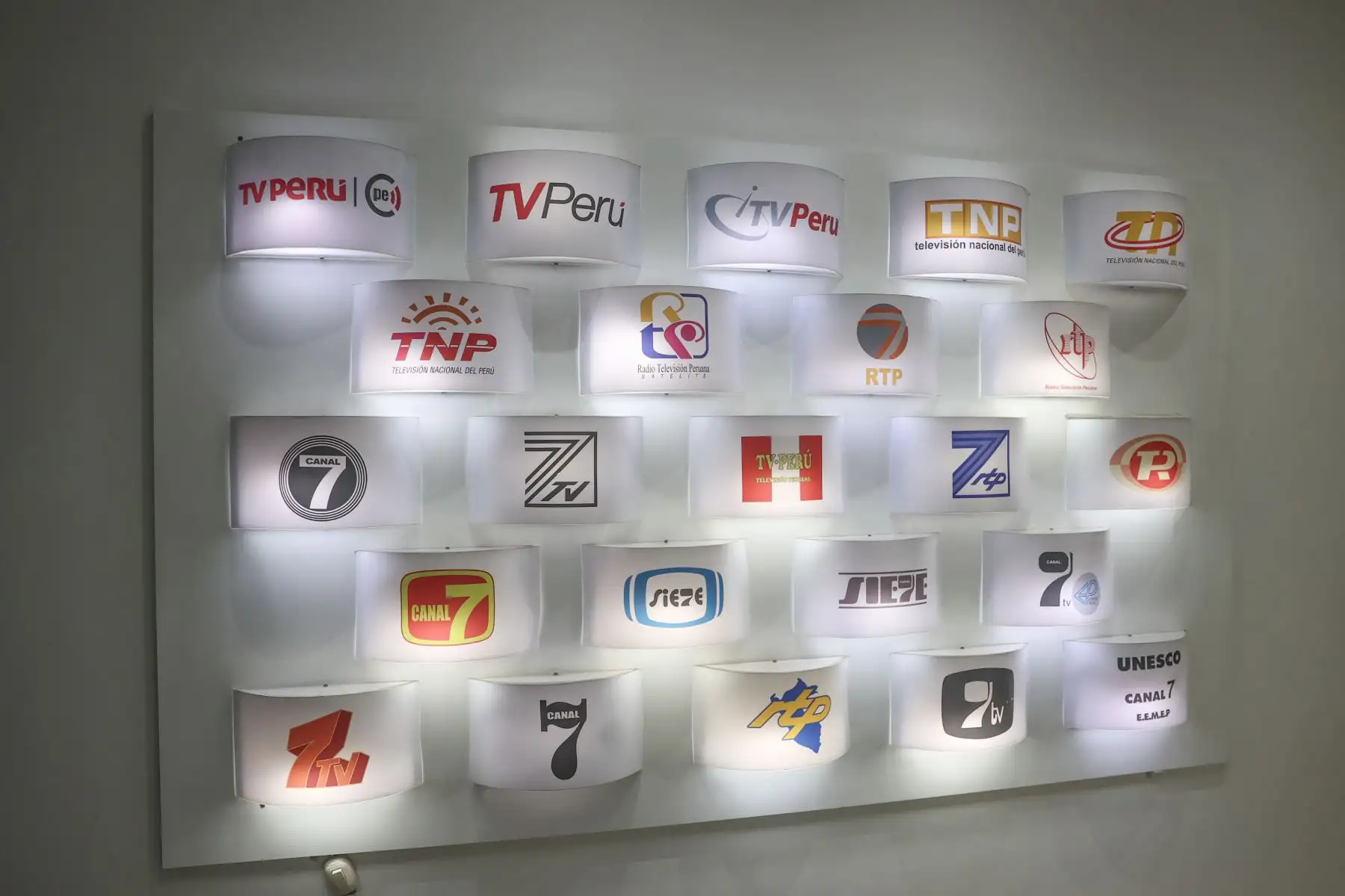 En 1978 llegó el color a la televisión y usted lo vio primero a través del canal 7. En el año 2010, TV Perú fue el primer canal que inició transmisiones en HD y en noviembre del 2013 lanzó su señal informativa. En 2 de julio del 2016 nace Ipe una señal dedicada a los niños y adolescentes del Perú.
Foto: ANDINA/Andrés Valle