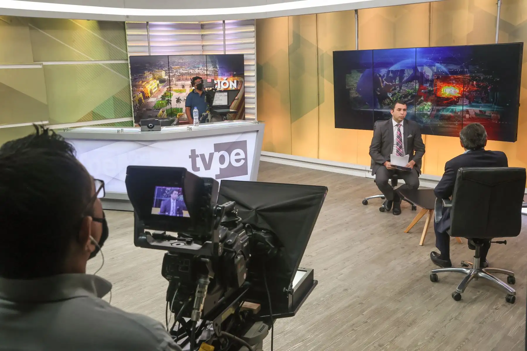 En el estudio 1 de TV Perú hay silencio monacal. Los tres camarógrafos y el coordinador se bastan con miradas y susurros para seguir las instrucciones de la mesa de control, mientras el conductor de TV Perú Noticias edición matinal, Nicolás Salazar, entrevista a un personaje de nuestra política.
Foto: ANDINA/Andrés Valle