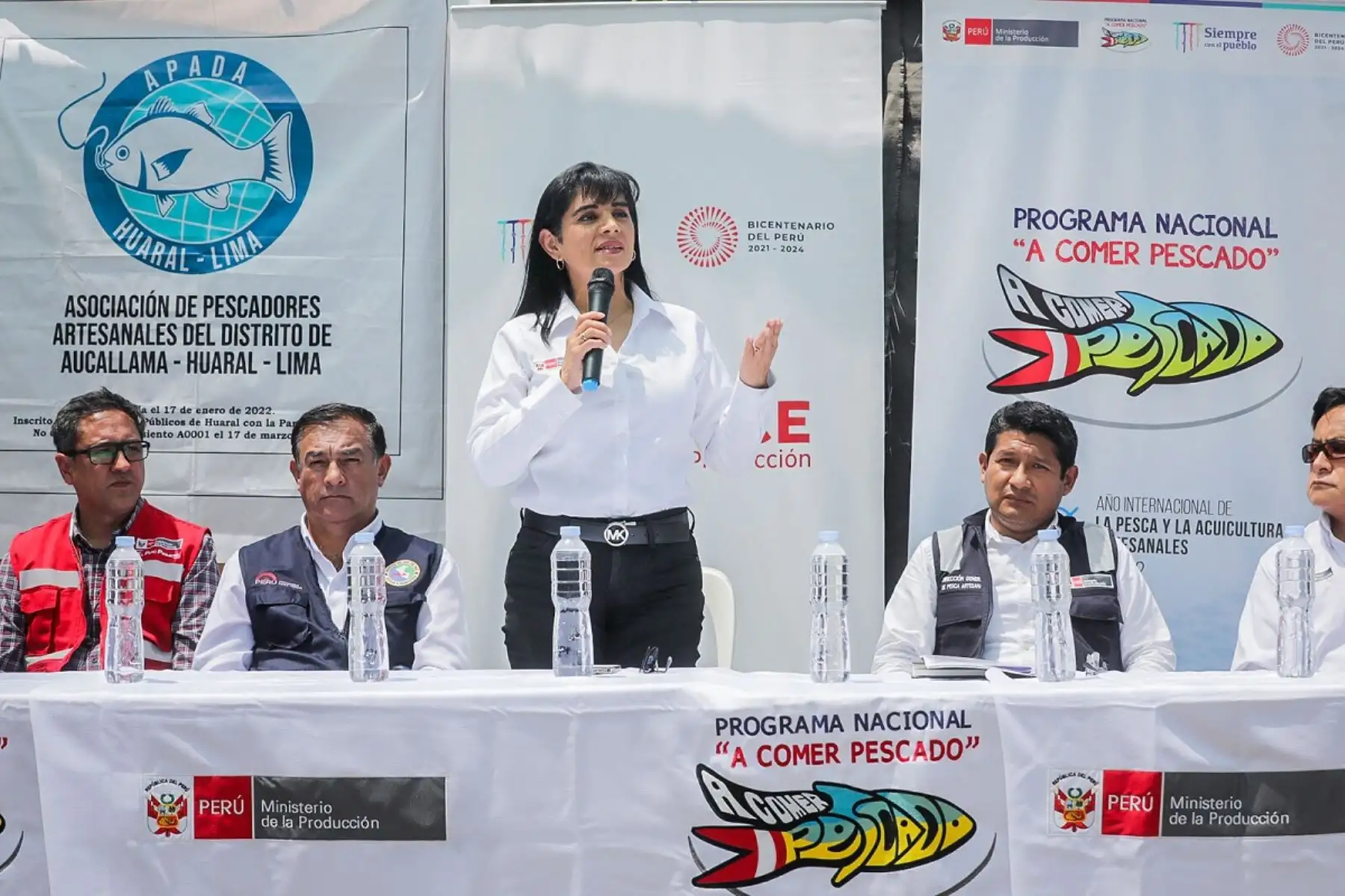 Viceministra de Pesca y Acuicultura, Desilú León Chempén, se reunió con pescadores de la localidad de Aucallama. Foto: Cortesía.