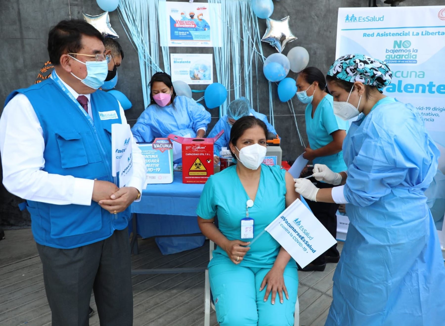 Trabajadores de salud de los hospitales trujillanos Víctor Lazarte y Virgen de la Puerta de EsSalud recibieron la vacuna bivalente contra el covid-19.