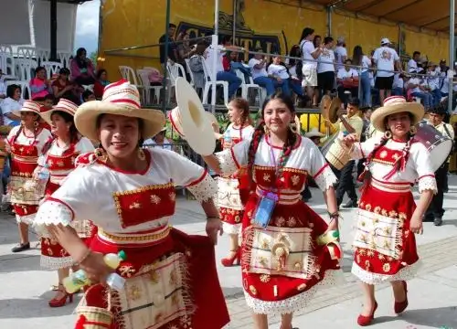 El documental hace una revisión histórica del tradicional carnaval de Cajamarca, así como su evolución en el tiempo, los barrios que participan y sus hermosos trajes.