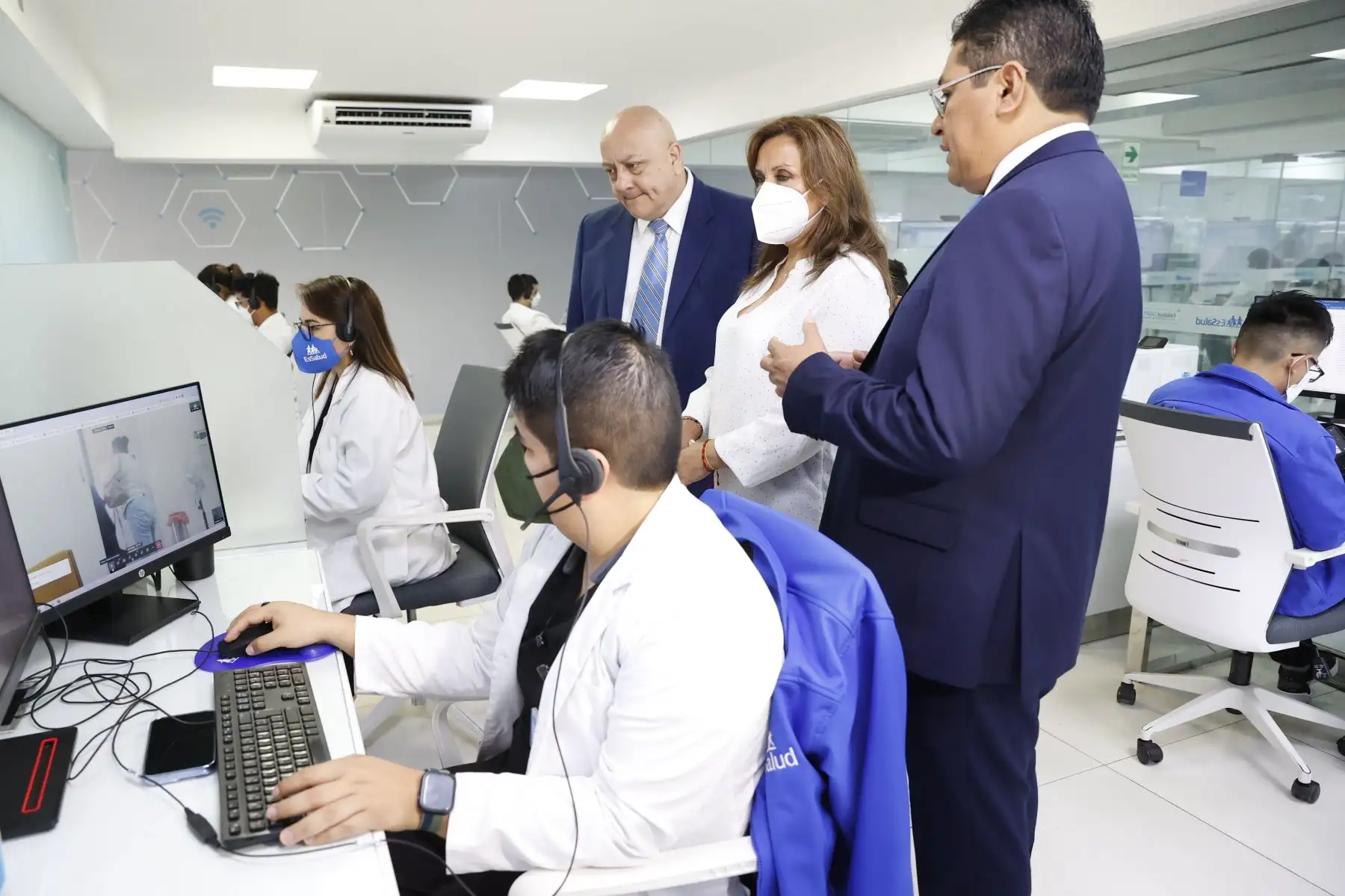 Presidenta Dina Boluarte realizó visita de inspección al Instituto Nacional de Oftalmología (INO) y Centro Nacional de Telemedicina de EsSalud. Foto: ANDINA/Presidencia Perú