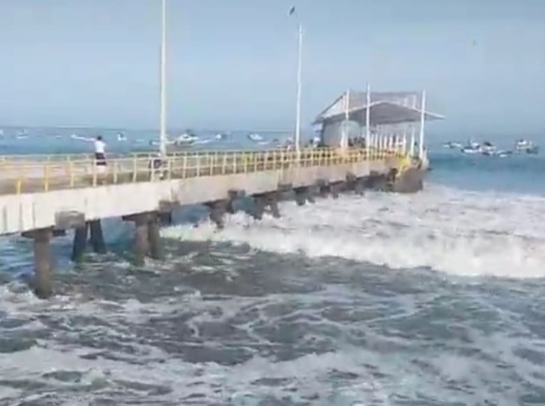El Instituto Nacional de Defensa Civil informó que 18 puertos se mantienen cerrados en el litoral norte y centro ante la ocurrencia de oleajes de ligera a fuerte intensidad, de acuerdo con el reporte de condición de puertos emitido por la Dirección de Hidrografía y Navegación (DHN) de la Marina de Guerra del Perú.